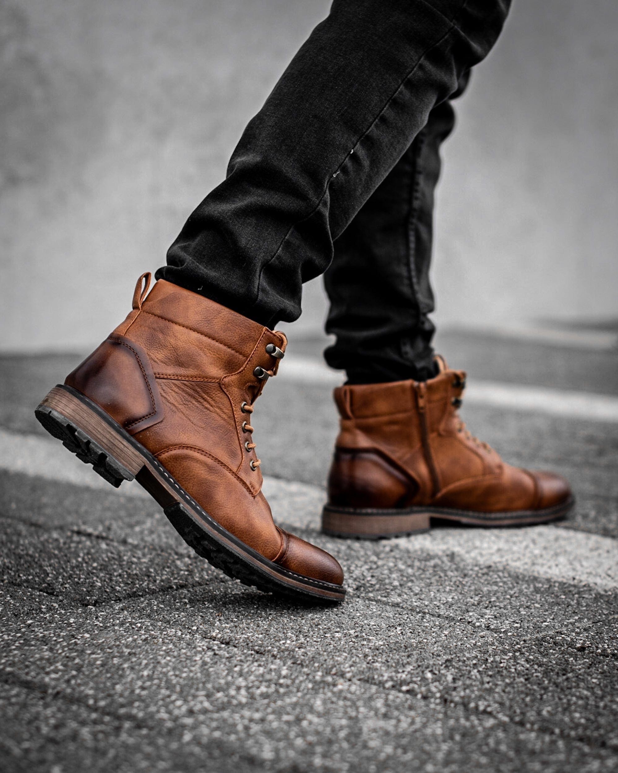 Muskarac nosi i izbliza pokazuje  spoljnu i unutrasnju desnu stranu muskih koznih dubokih cipela u svetlo braon boji. Kozne muske cipele England , Najbolja cena i prodaja u Srbiji.