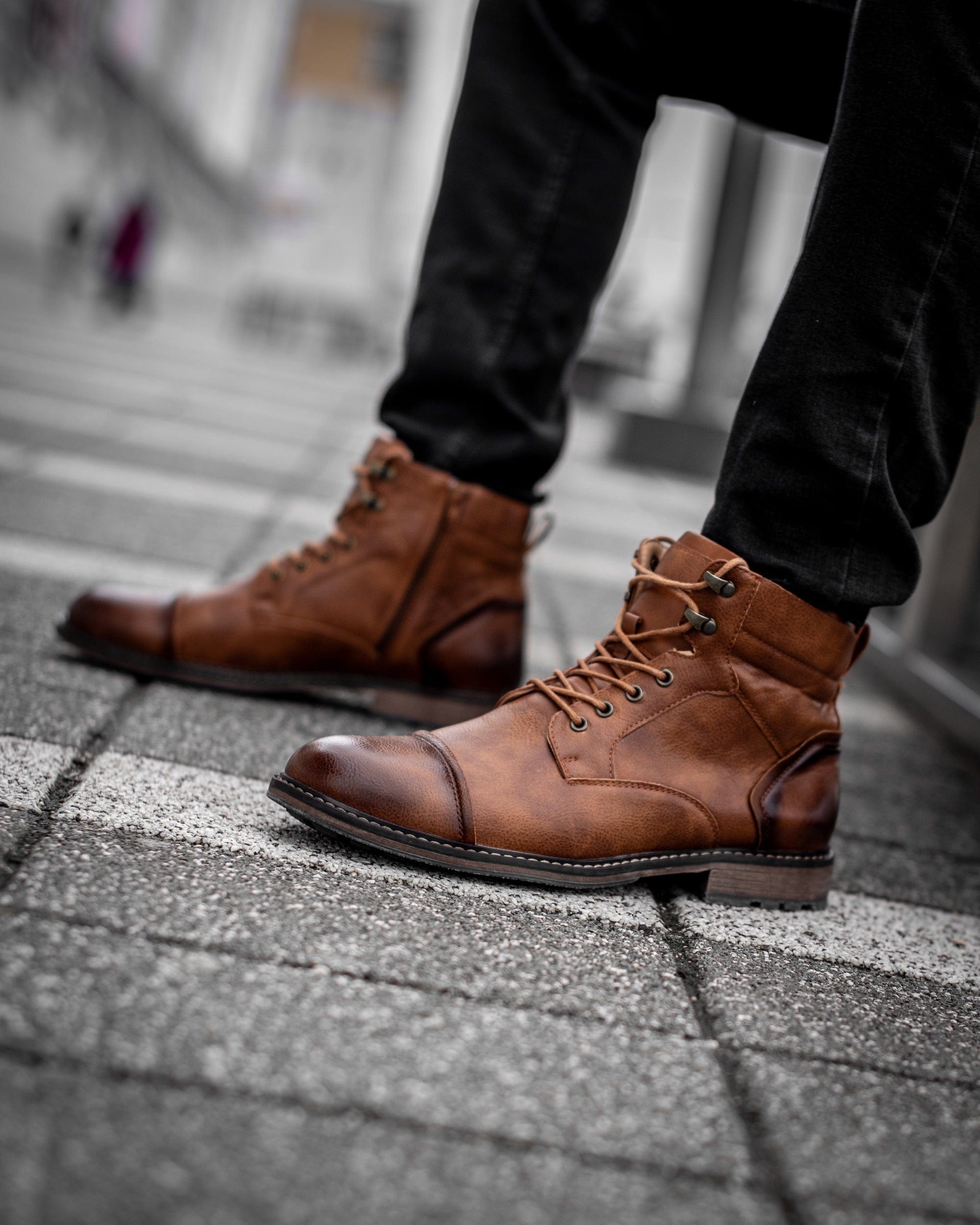 Muskarac nosi i pokazuje prednju bocnu levu stranu muskih koznih dubokih cipela u svetlo braon boji. Kozne muske cipele England , Najbolja cena i prodaja u Srbiji.