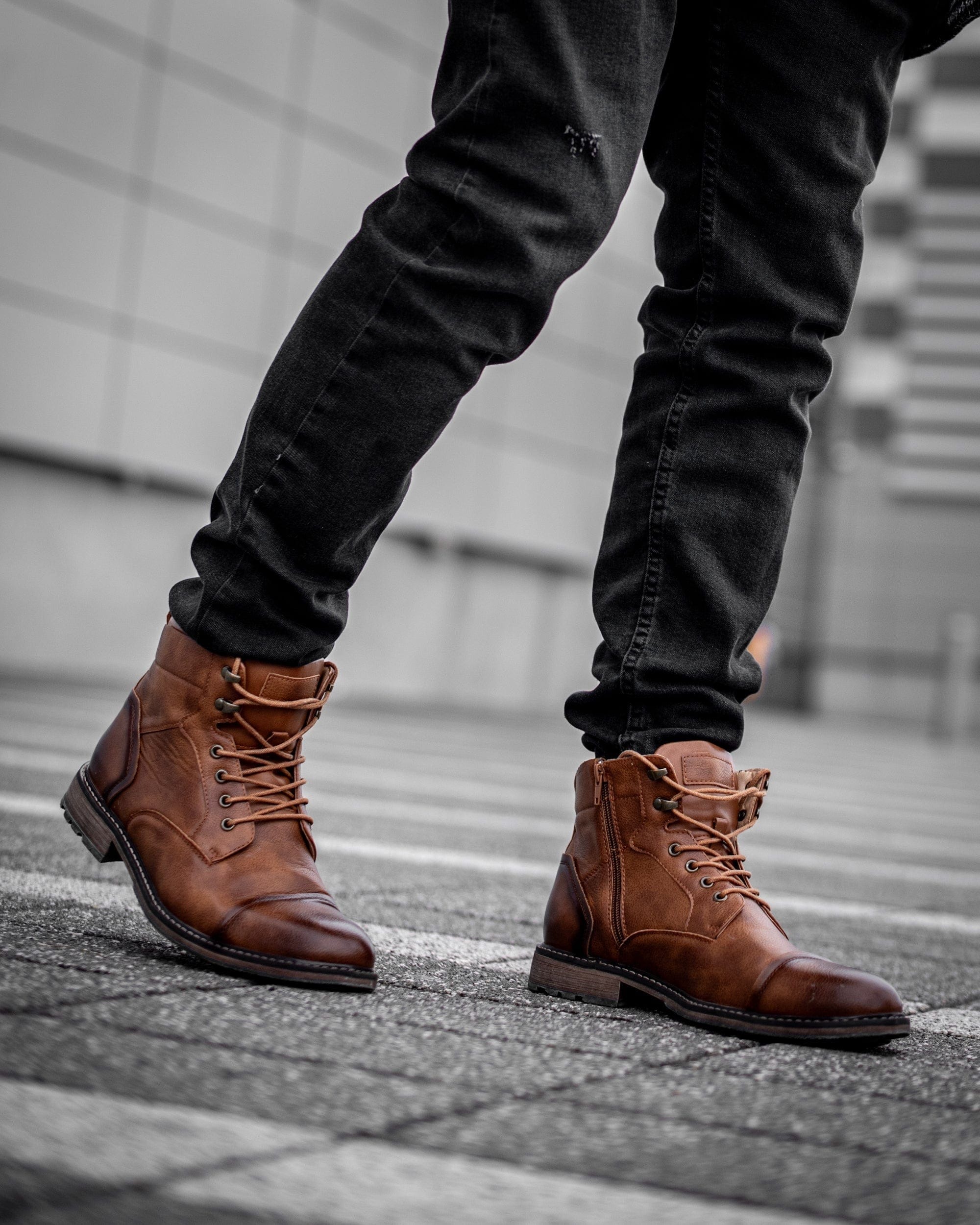 Muskarac nosi i pokazuje spoljnu i unutrasnju stranu muskih koznih dubokih cipela u svetlo braon boji. Kozne muske cipele England , Najbolja cena i prodaja u Srbiji.