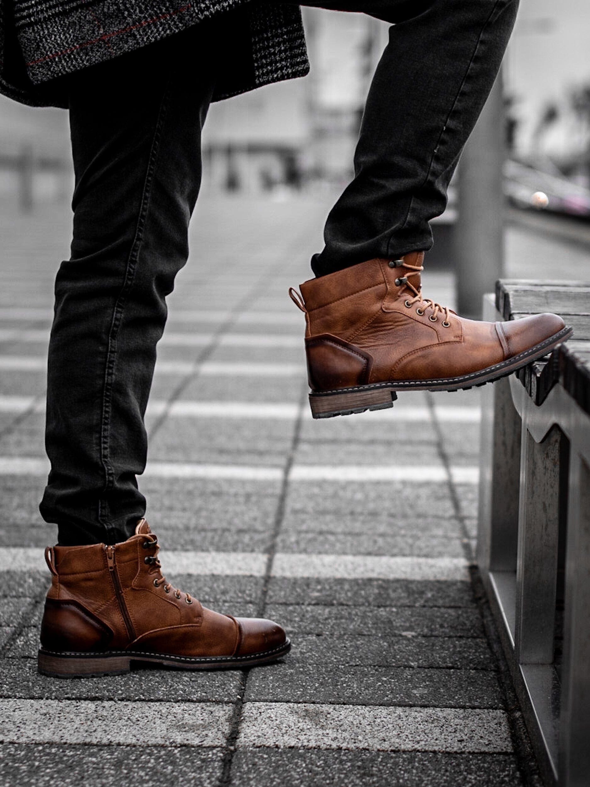 Muskarac nosi i pokazuje desnu stranu muskih koznih dubokih cipela u svetlo braon boji. Kozne muske cipele England , Najbolja cena i prodaja u Srbiji.