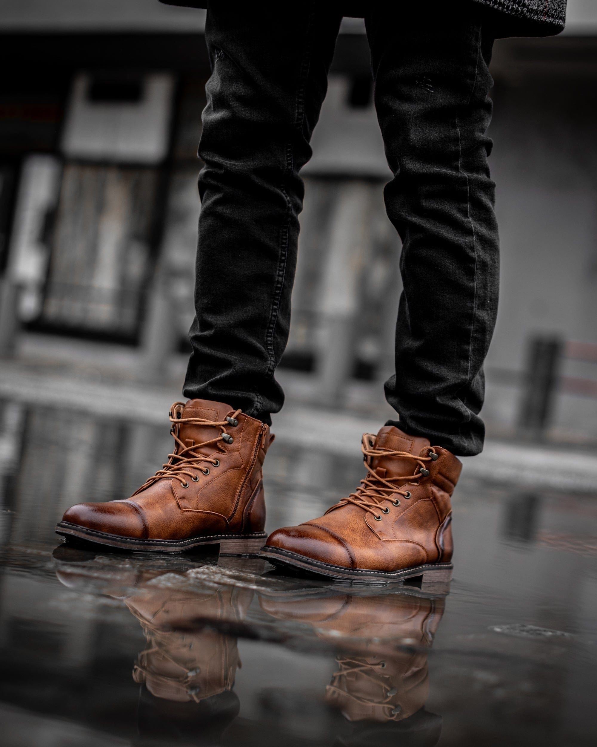 Muskarac nosi i pokazuje prednju bocnu levu stranu muskih koznih dubokih cipela u svetlo braon boji. Kozne muske cipele England , Najbolja cena i prodaja u Srbiji.