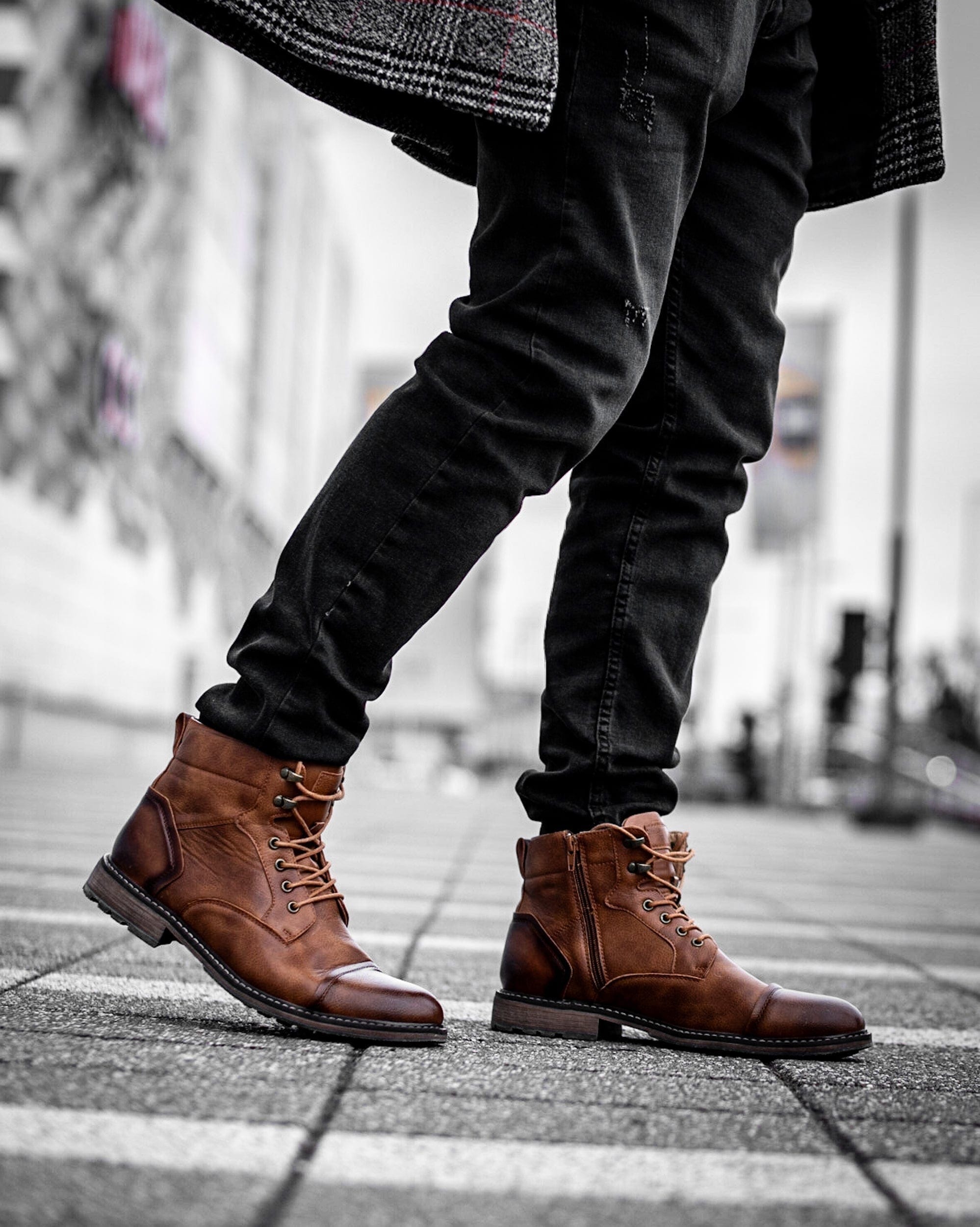 Muskarac nosi i pokazuje spoljnu i unutrasnju desnu stranu muskih koznih cipela u svetlo braon boji. Kozne muske cipele England , Najbolja cena i prodaja u Srbiji.