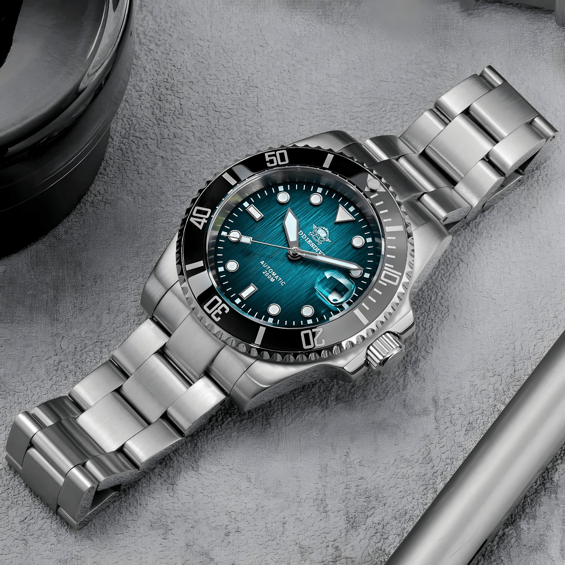 ADDIESDIVE AD2536 Black Diver sat u studiju sa metalnom narukvicom, kompletan prikaz modela sa plavim brojčanikom.