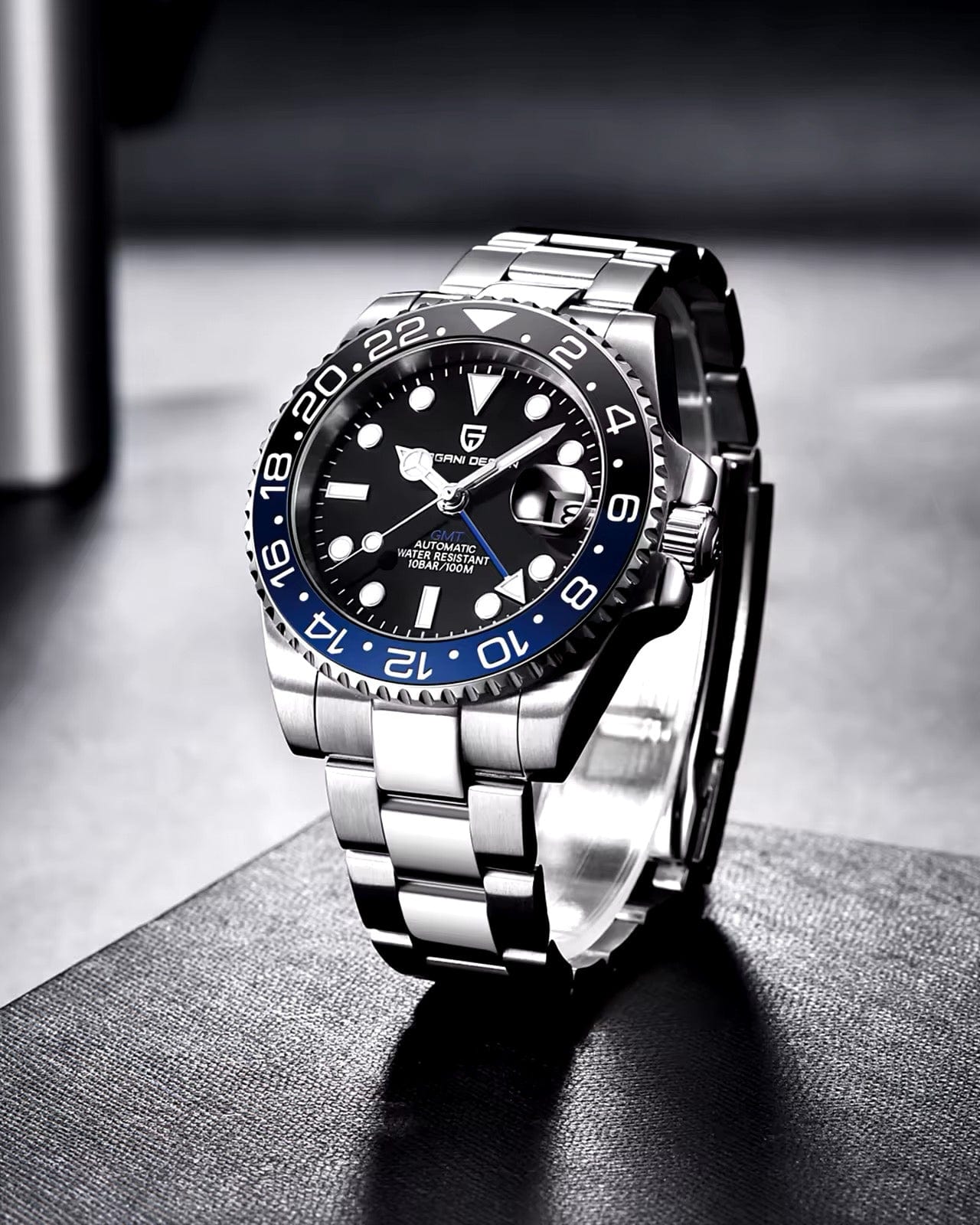 Uspravan frontalni prikaz sata Pagani Design PD-1662 Automatik GMT “Batman” sa crnim brojčanikom