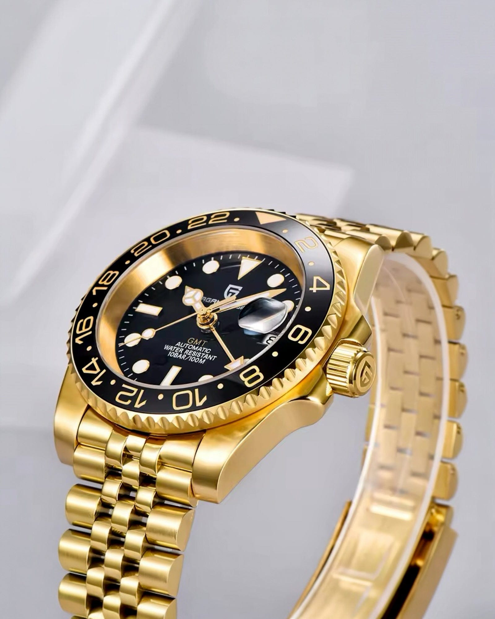 Pagani Design PD-1662 Automatik GMT “Gold” - prikaz prednje desne strane muškog sata sa yubilee metalnom narukvicom