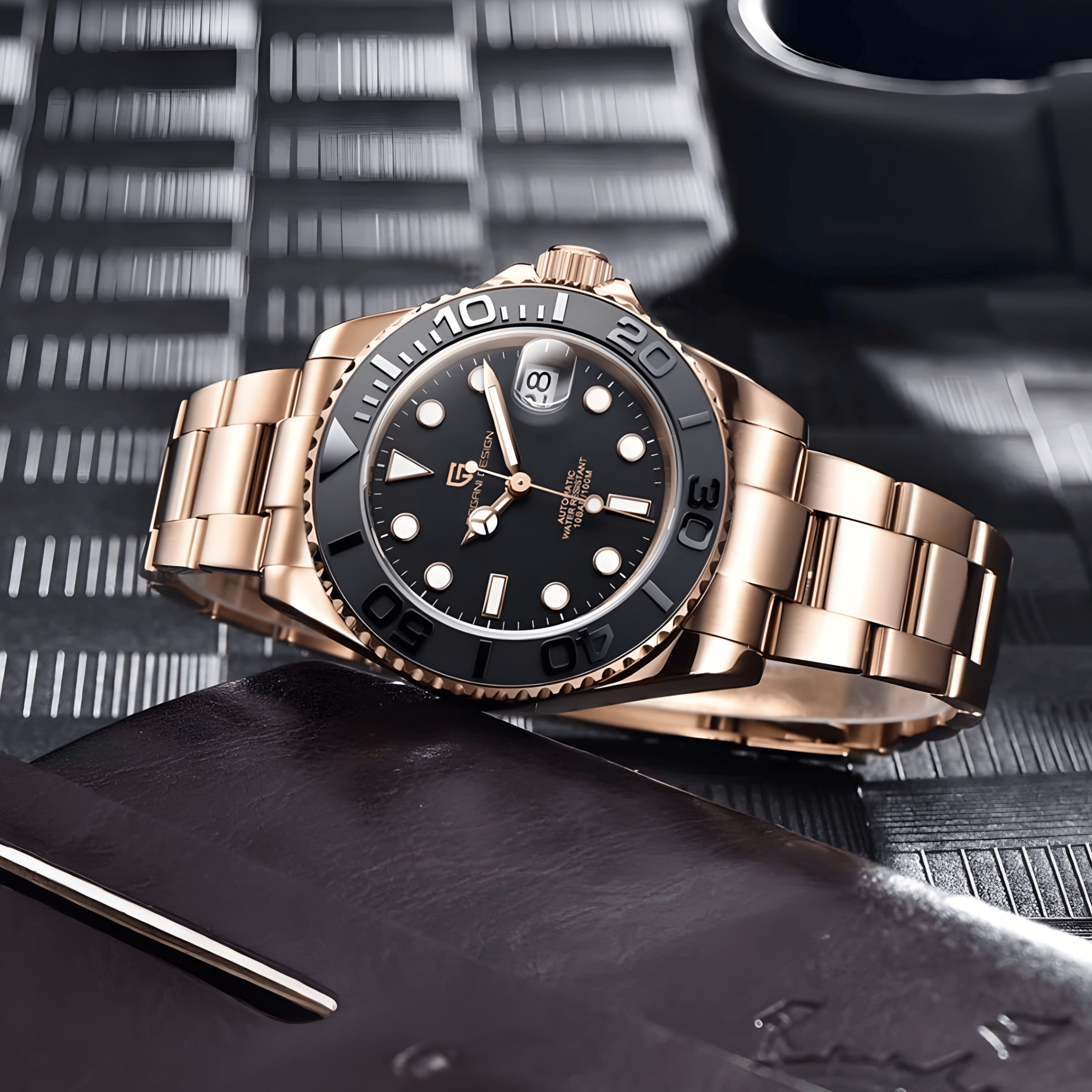 Pagani Design PD1651 sa metalnom rose gold narukvicom na minimalističkoj studijskoj pozadini