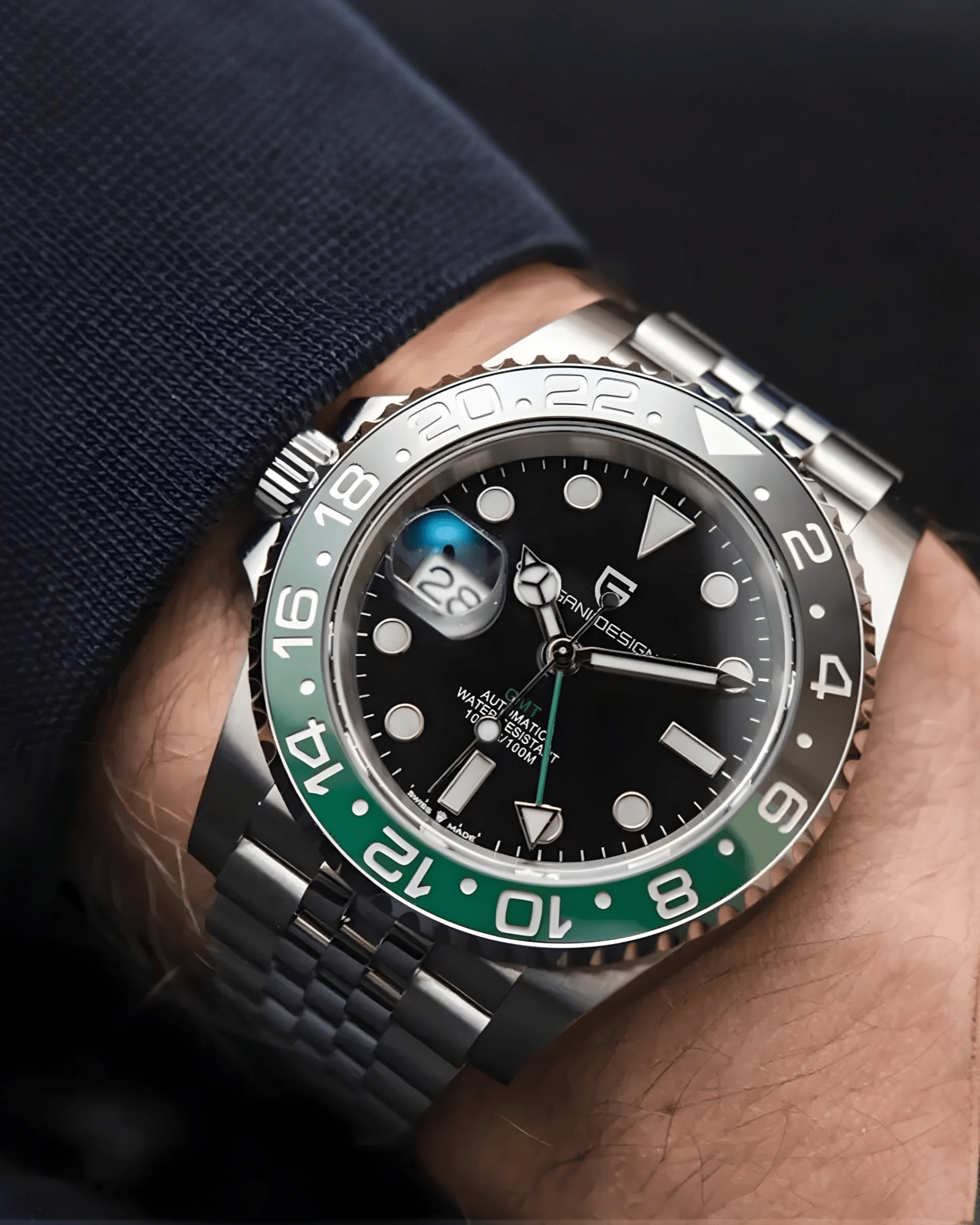 Pagani Design PD-1662 Automatik GMT “Sprite” - Prikaz prednje strane muškog sata sa jubilee metalnom narukvicom na ruci muškarca