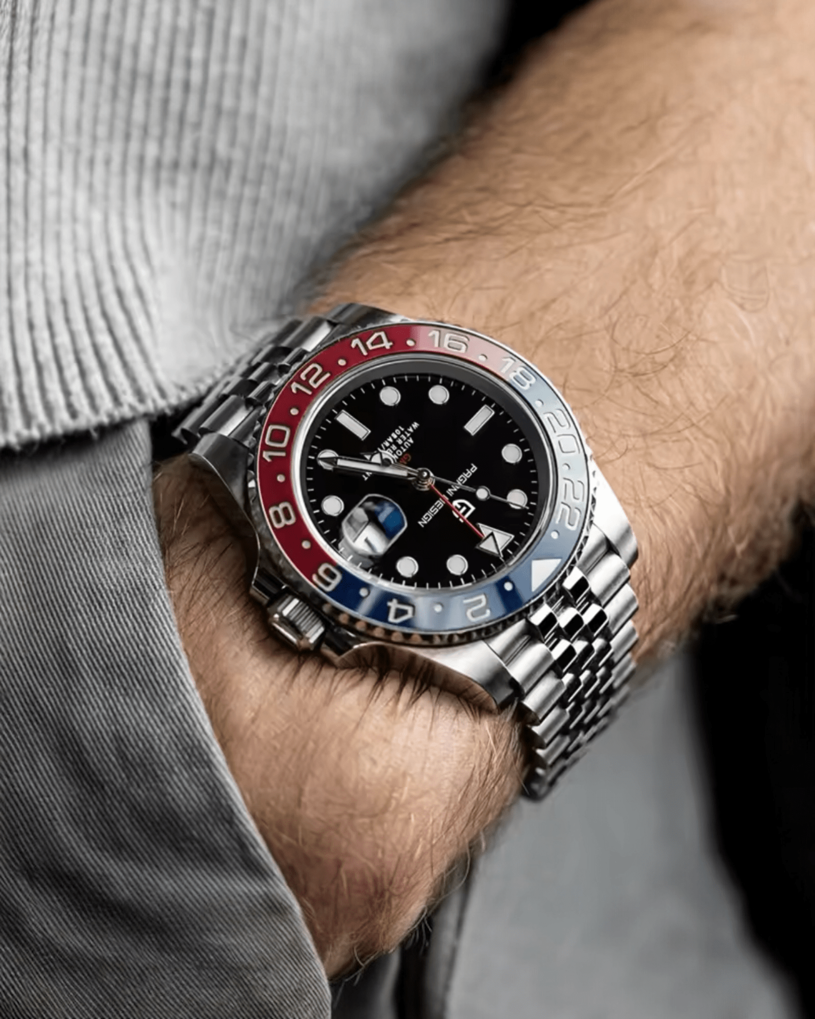 Pagani Design PD-1662 Automatik GMT “Pepsi” - Prikaz prednje strane muškog sata sa yubilee metalnom narukvicom na ruci muškarca