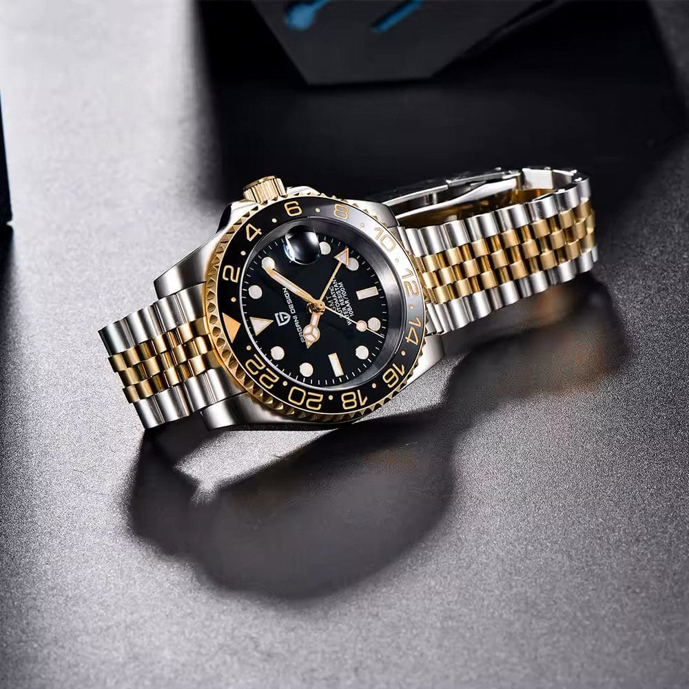 Pagani Design PD-1662 Automatik GMT “Štrunf” sa dvobojnom Jubilee narukvicom položen na elegantnoj tamnoj podlozi