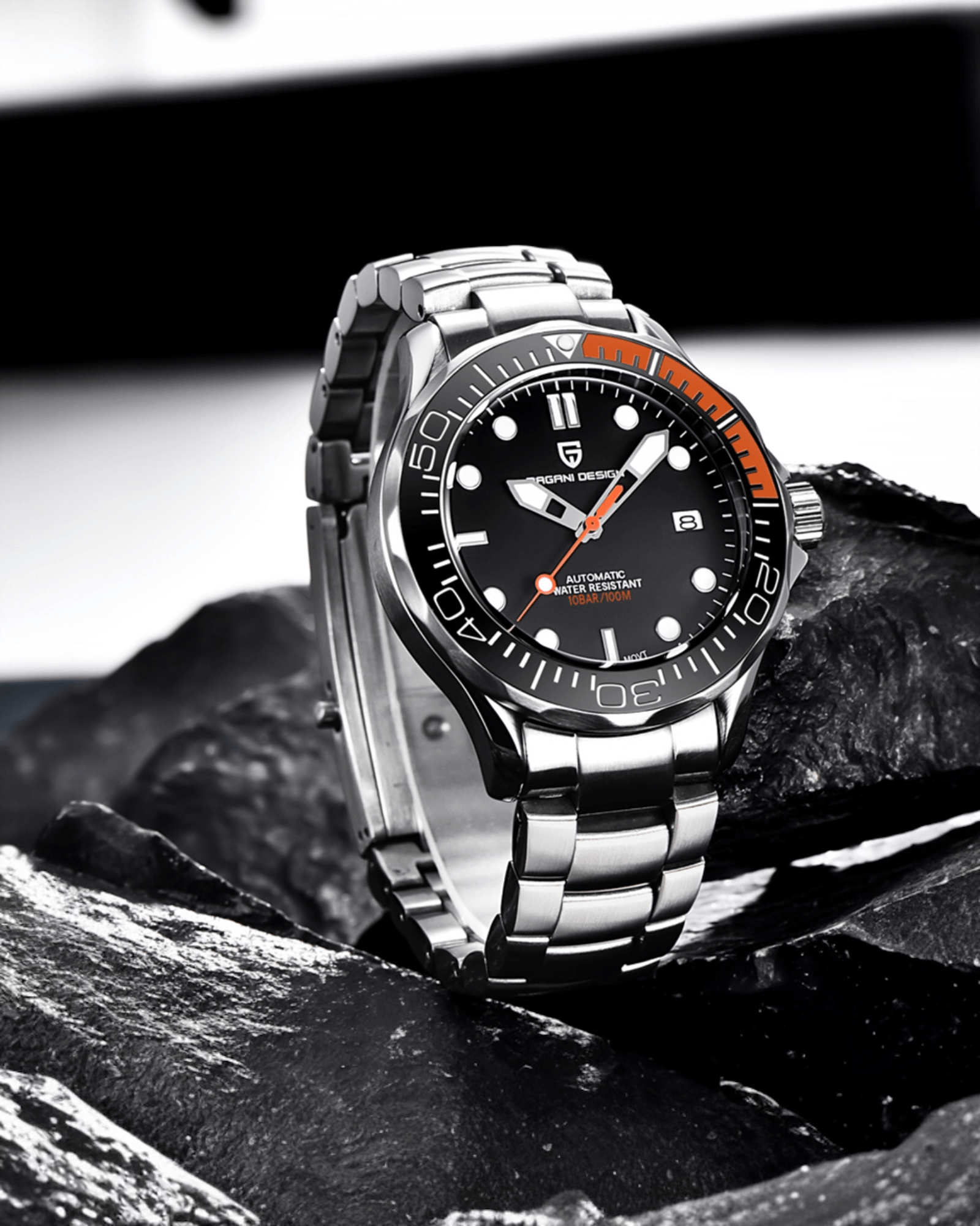 Blagi bočni pogled Muškog automatik sata Pagani Design PD1667, Metalna narukvica.
Crno kuciste sata