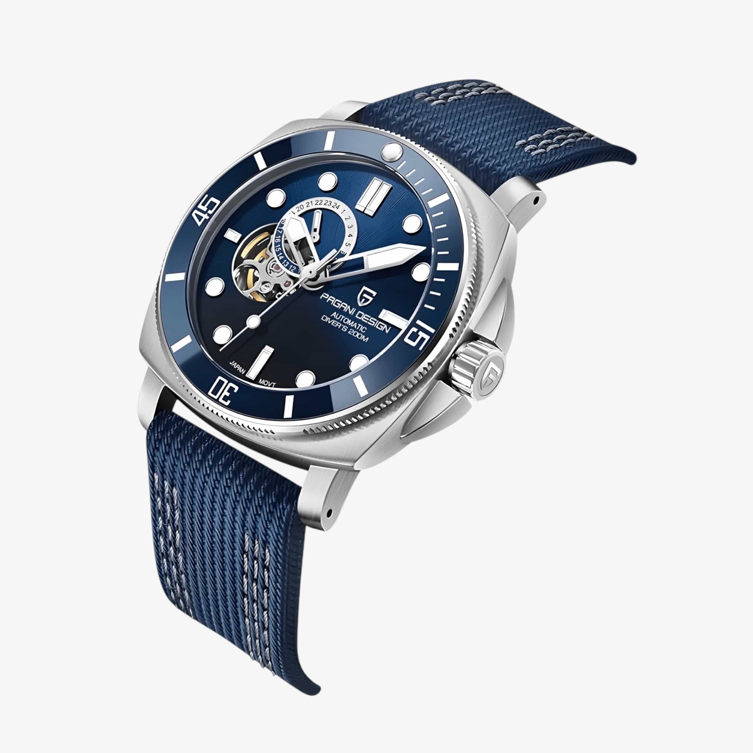 Detaljan prikaz plavog brojčanika sa otvorenim delom mehanizma na modelu Pagani Design PD1736