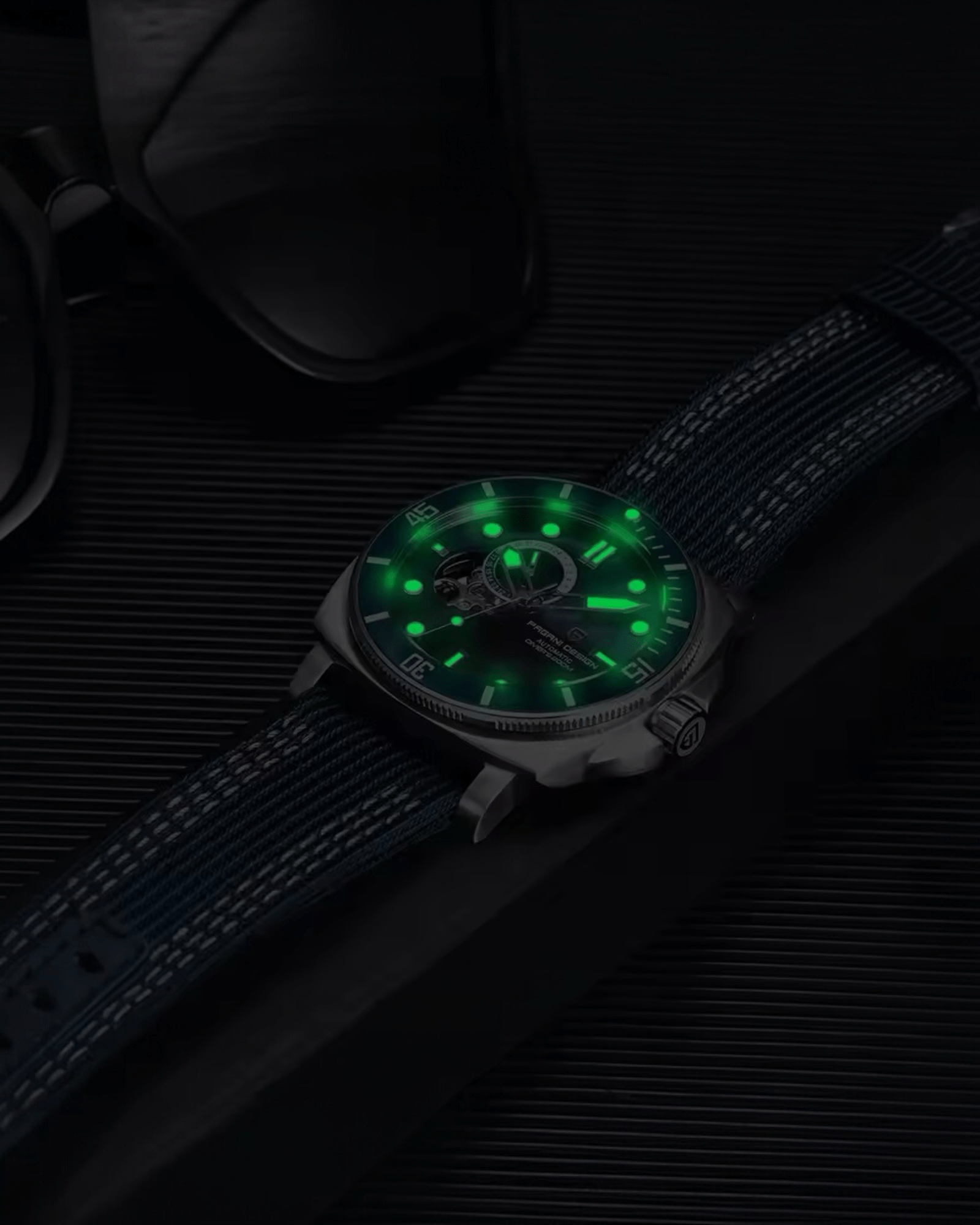 Muški Automatik Sat Pagani Pagani Design PD1736 sa luminiscentnim kazaljkama i markerima u uslovima slabog osvetljenjaPD1736 - Plava Boja - Nato Narukvica - Prikaz luminacije na satu