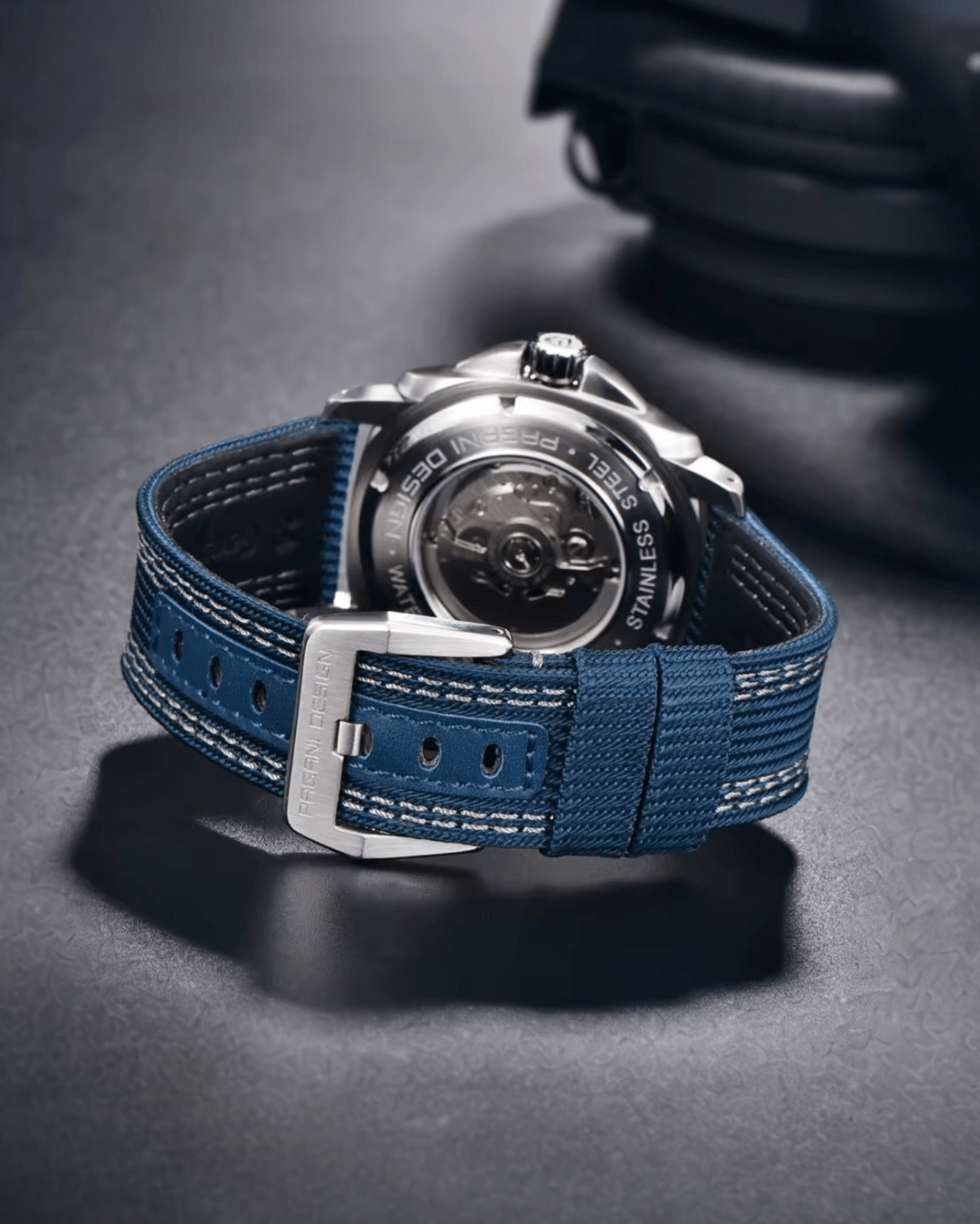Zadnja strana modela Pagani Design PD1736 i plava NATO narukvica sa kopčom