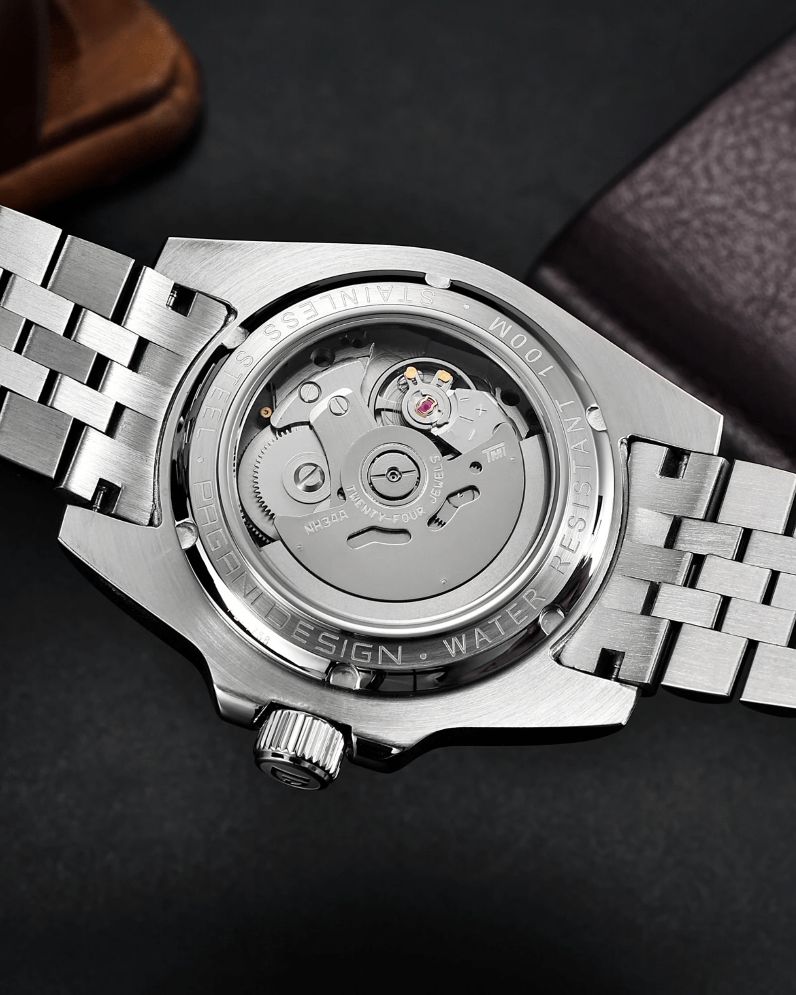 Pagani Design PD1758 - Prikaz zadnje strane kućišta muškog sata sa crvenim bazolom i crnim brojčanikom