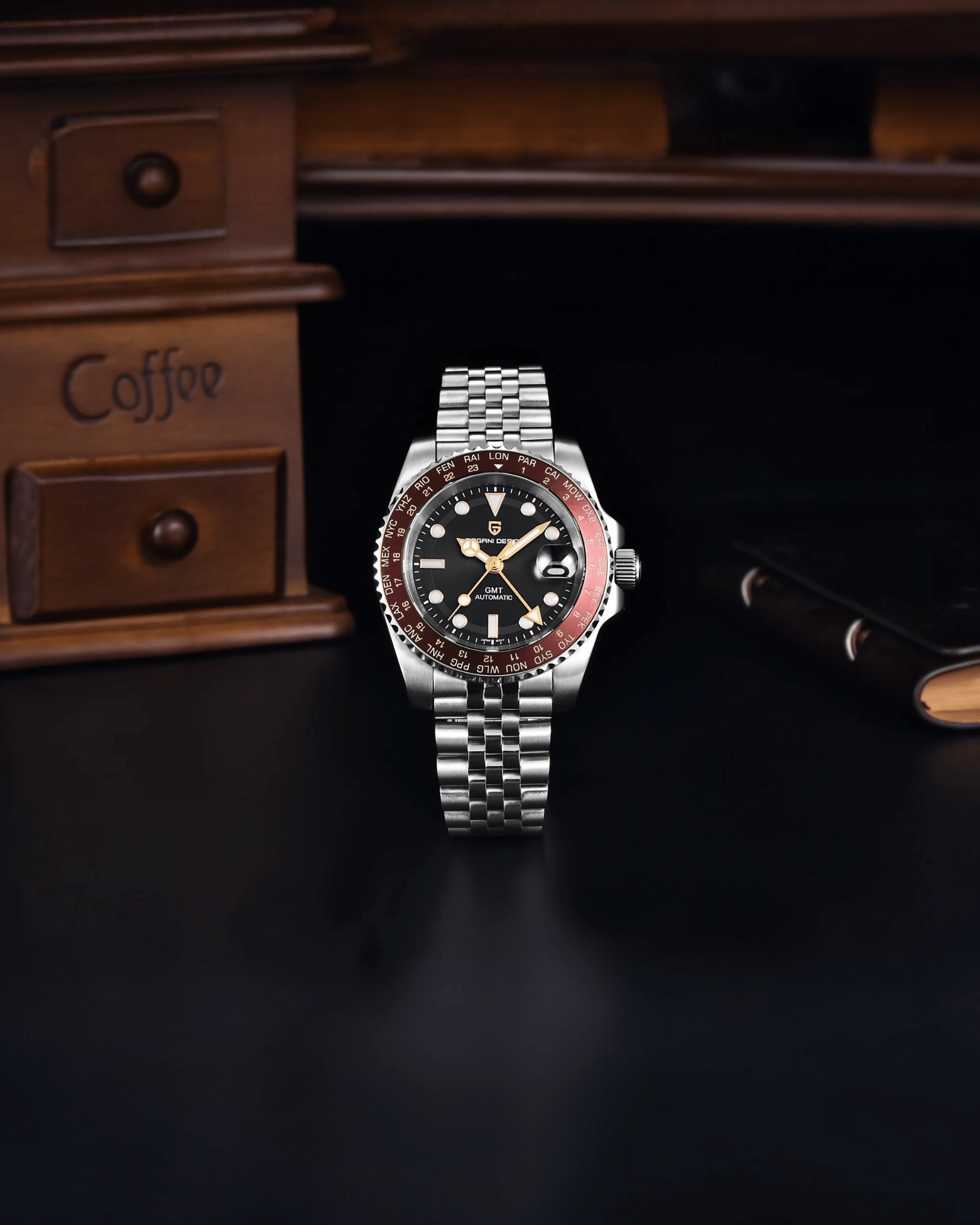 Pagani Design PD1758 - Prikaz prednje stane muškog sata sa crvenim bazolom i crnim brojčanikom