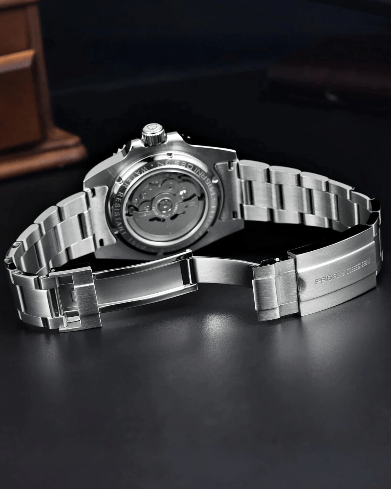 Pagani Design PD1758 - Prikaz zadnje strane muškog sata sa crvenim bazolom i crnim brojčanikom