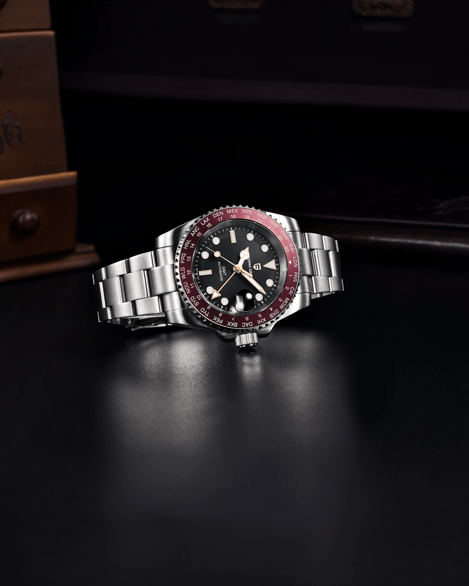 Pagani Design PD1758 - Bočni prikaz muškog sata sa crvenim bazolom i crnim brojčanikom