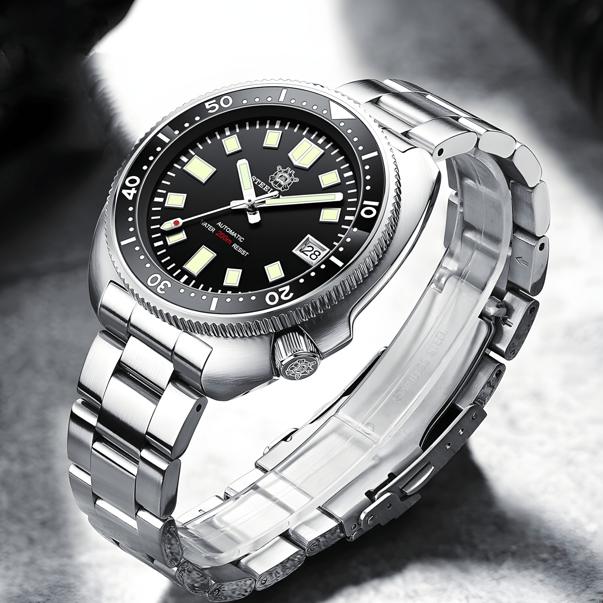 Bočni prikaz automatik sata STEELDIVE SD1970 sa čeličnim kućištem i metalnom narukvicom