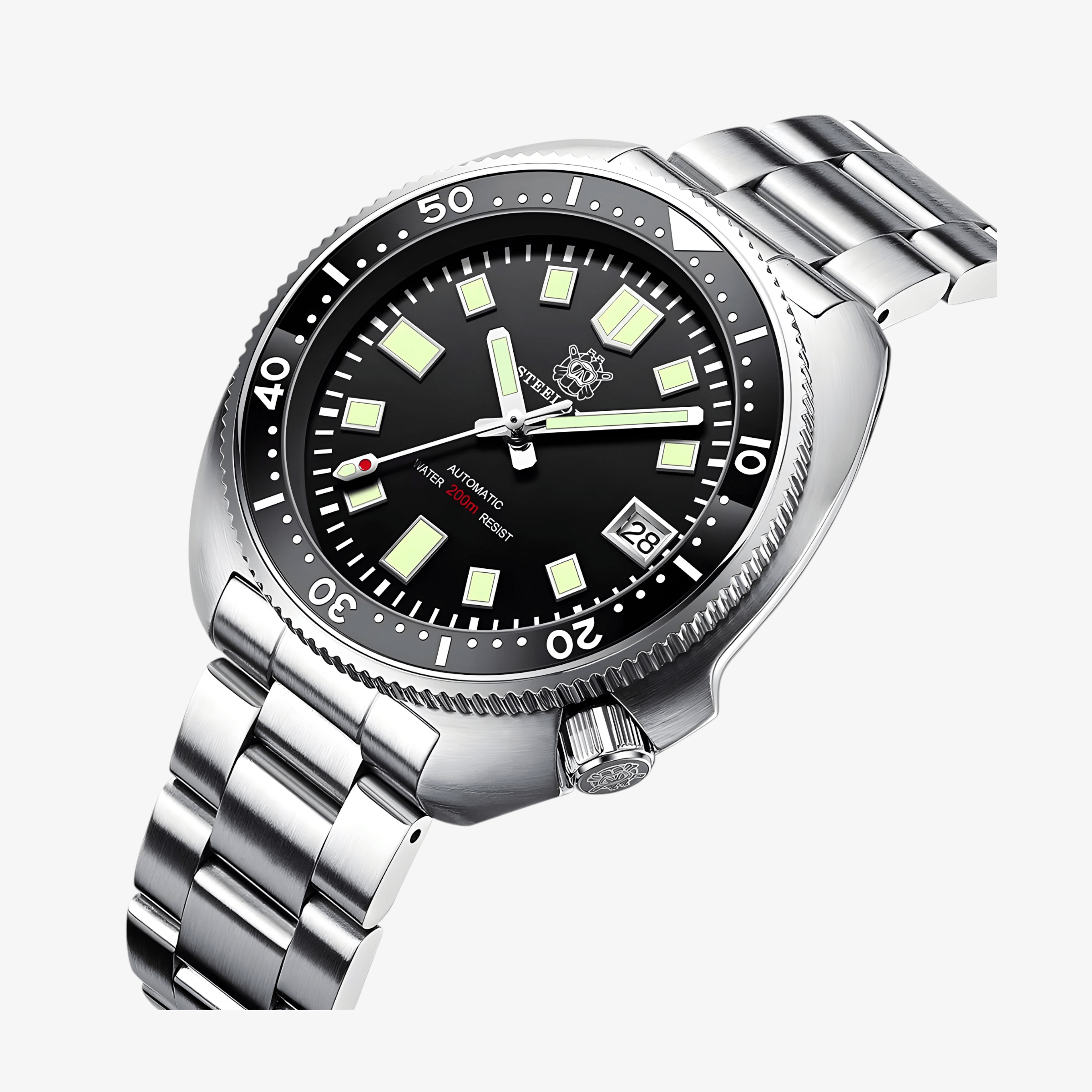Krupni prikaz crnog brojčanika i čeličnog kućišta automatik sata STEELDIVE SD1970 sa jasno definisanim markerima