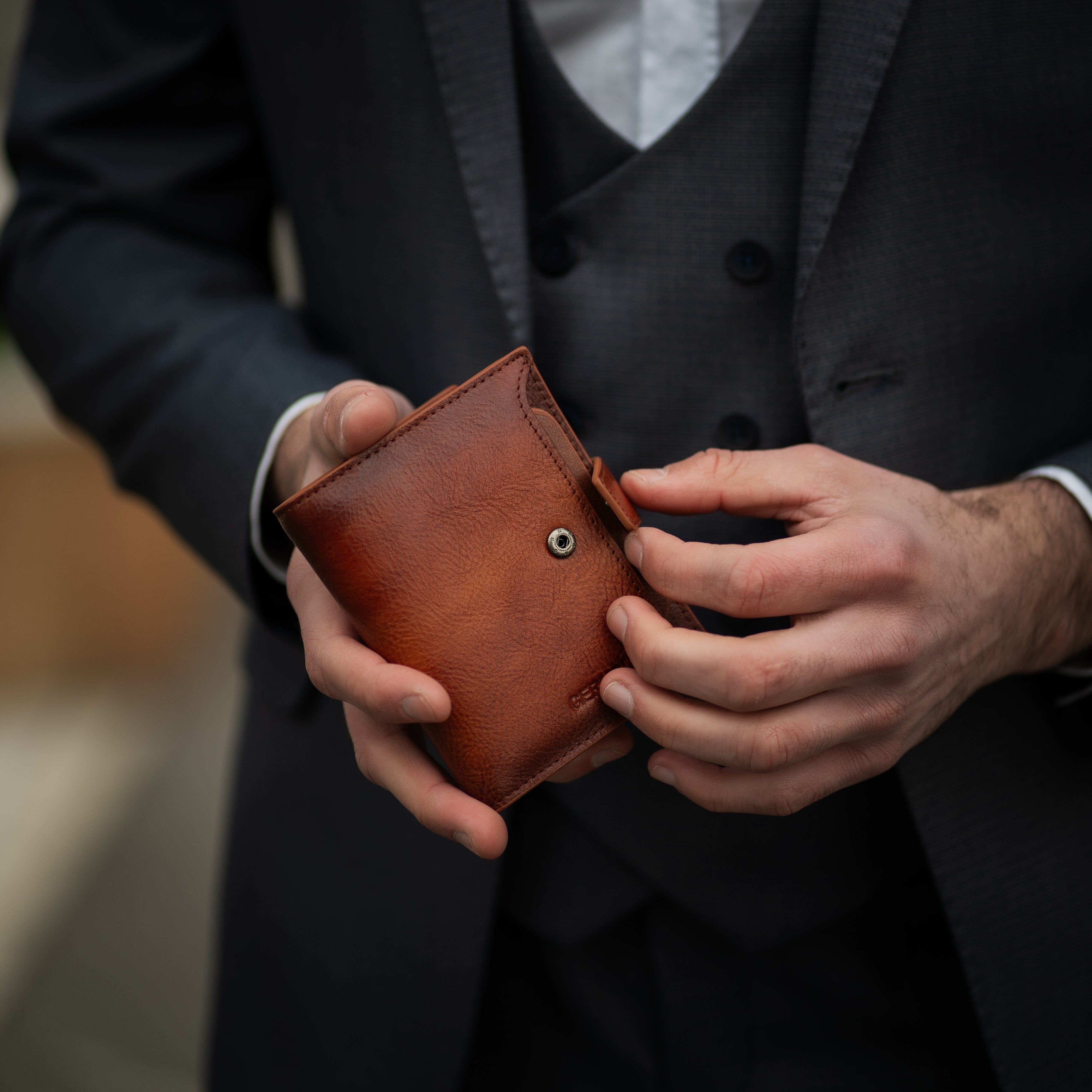 Prikaz kopce na prednjoj strani muskog koznog novcanika GERUOLA u braon boji, Prava teleca koza po najpovoljnijoj ceni u Srbiji