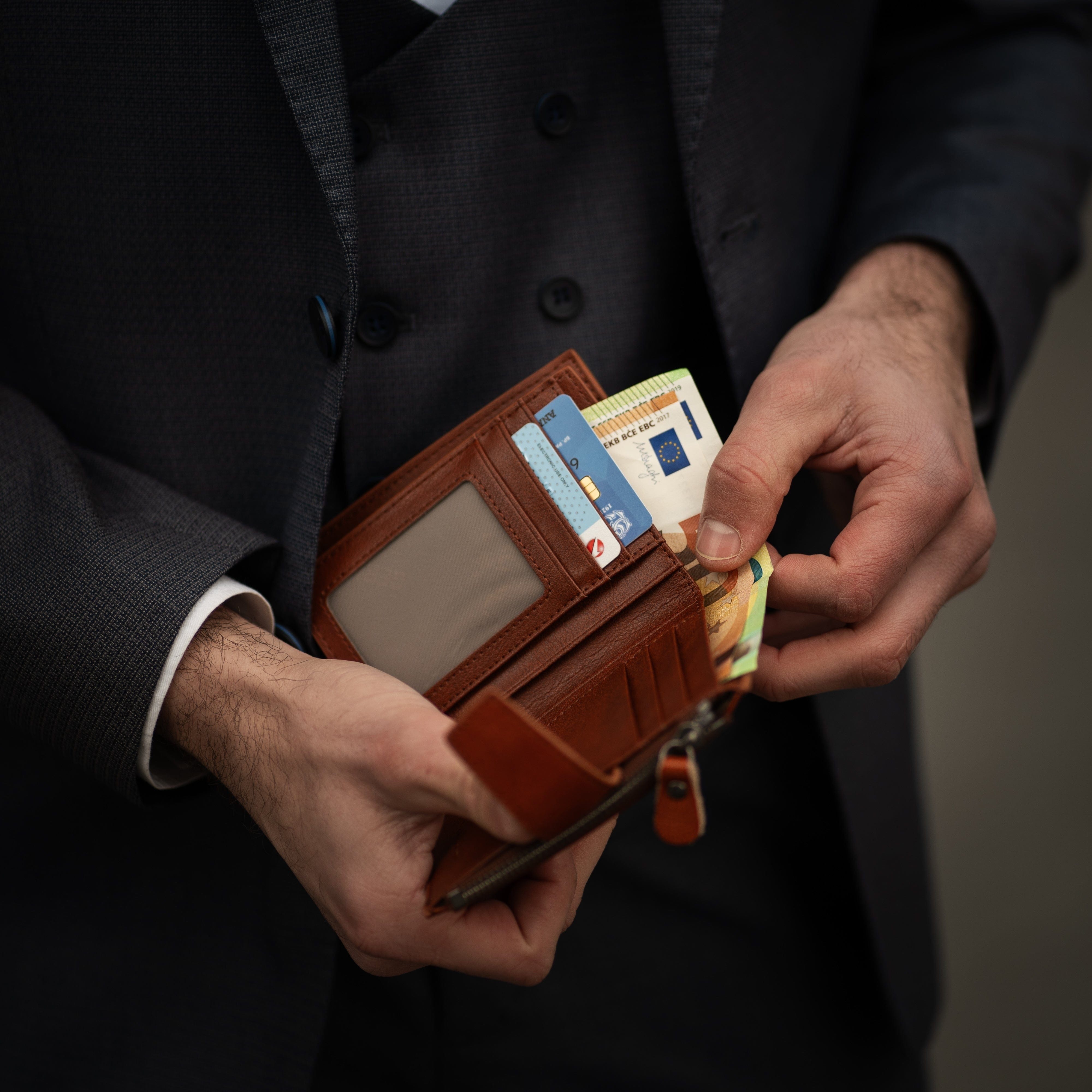 Prikaz leve unutrasnje strane muskog koznog novcanika GERUOLA u braon boji, Prava teleca koza po najpovoljnijoj ceni u Srbiji