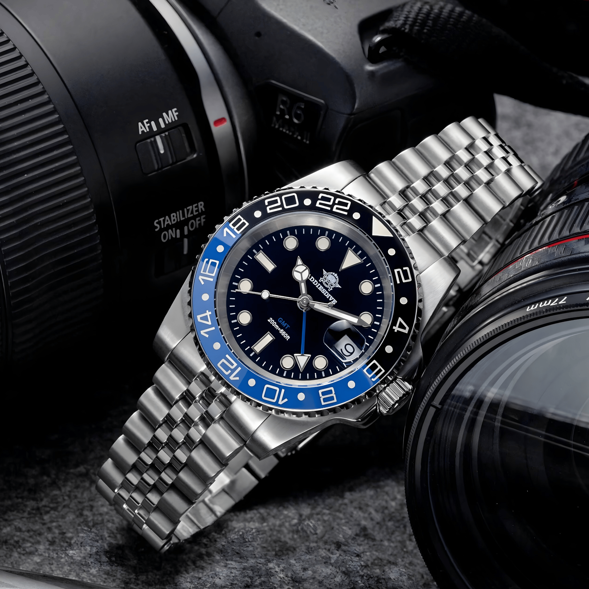 Bočni prikaz sata ADDIESDIVE AD2050 sa metalnom narukvicom i crno-plavom koronom