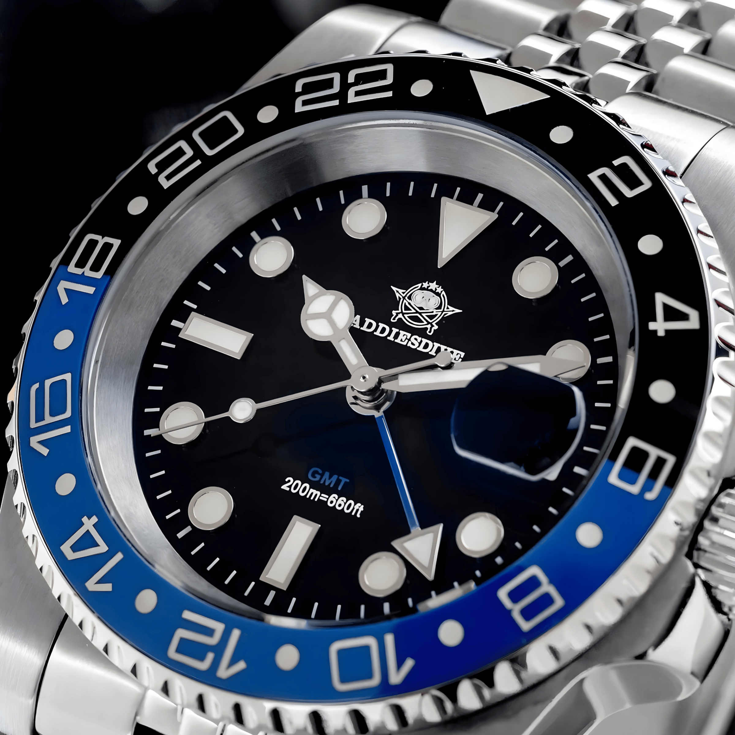 Krupni prikaz crnog brojčanika i čeličnog kućišta modela ADDIESDIVE AD2050 sa istaknutom crno-plavom koronom