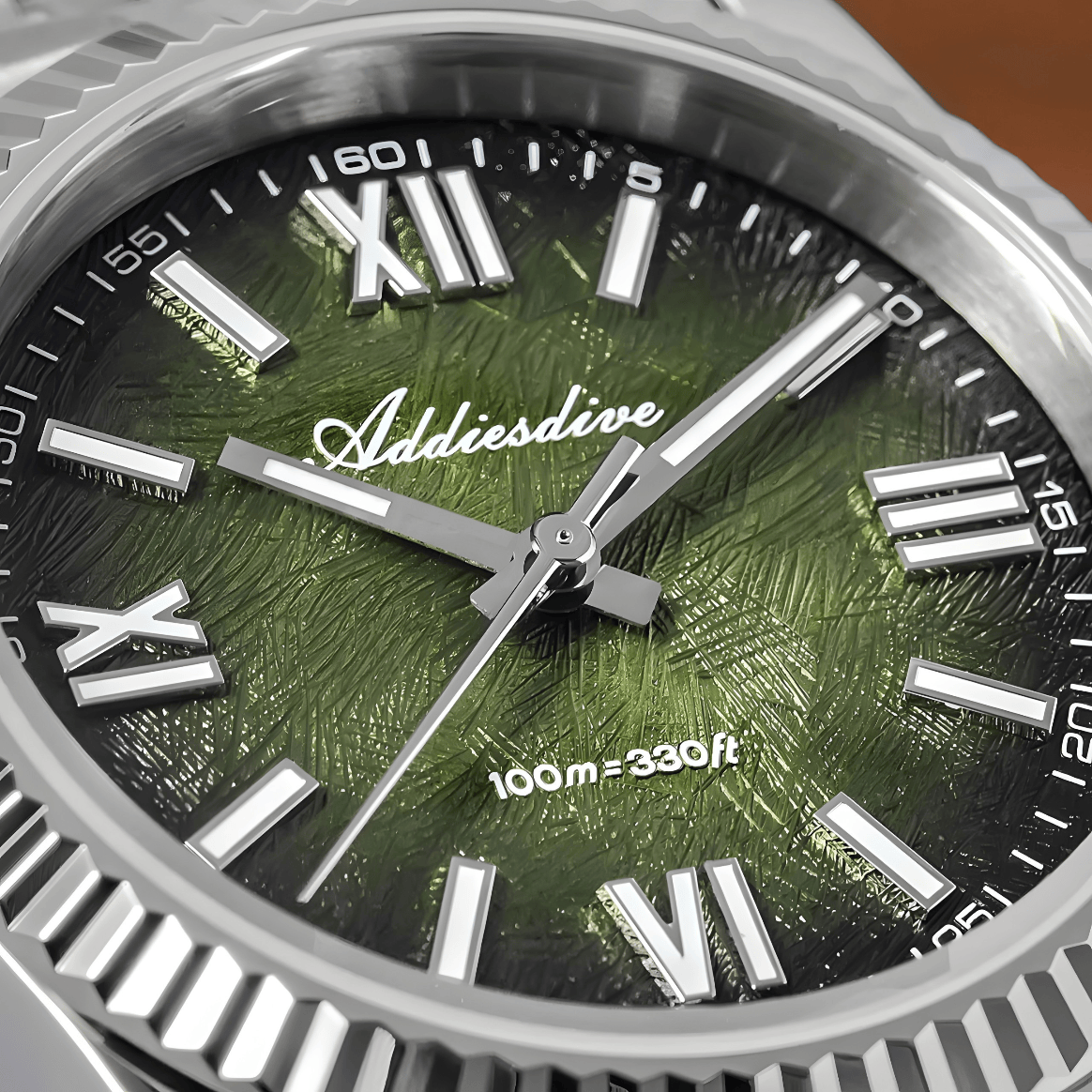 ADDIESDIVE AD2512 zeleni model, fokus na kazaljke, rimske indekse i čist poslovni izgled