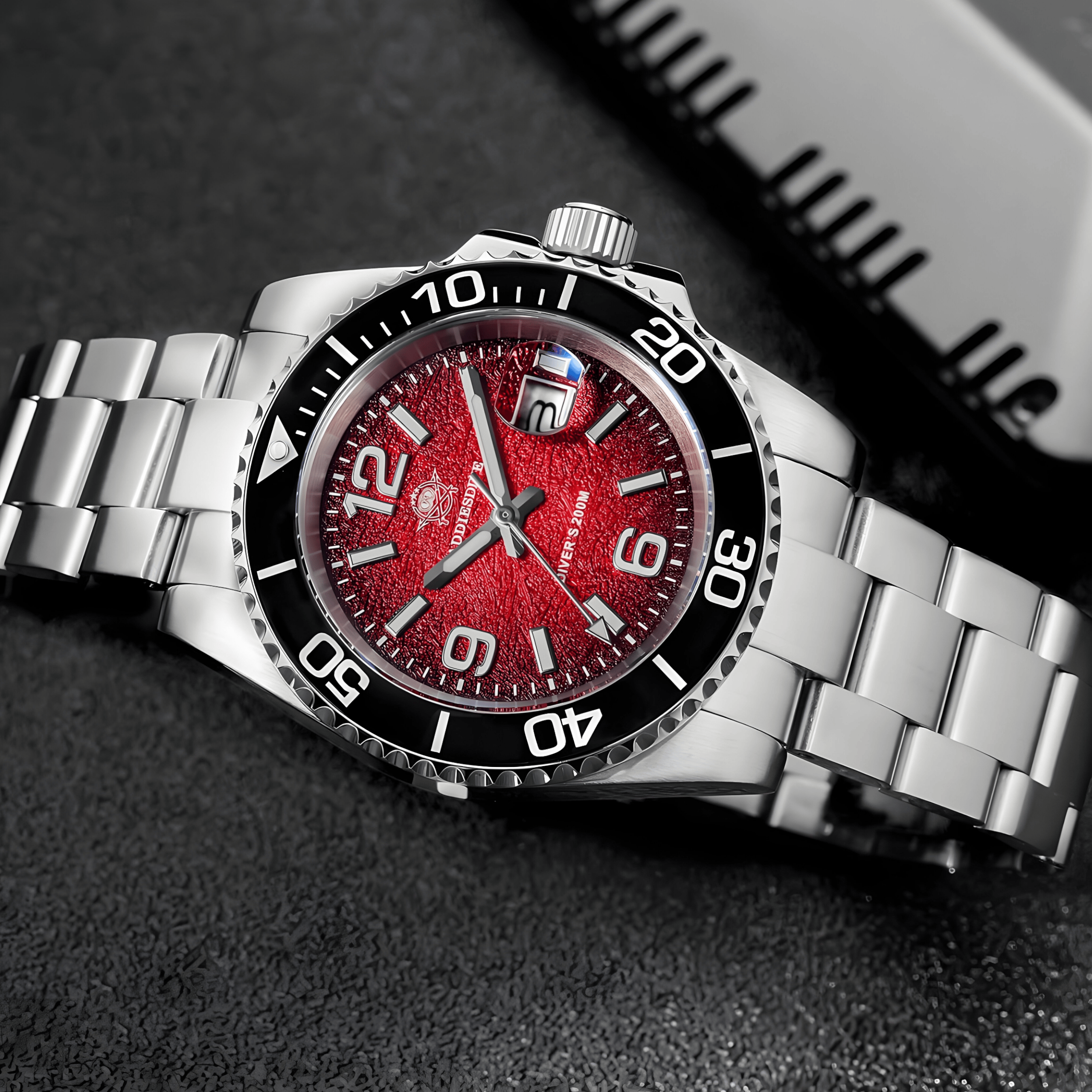 Krupni prikaz crvenog brojčanika i čeličnog kućišta modela ADDIESDIVE AD2513 sa naglašenom crnom koronom