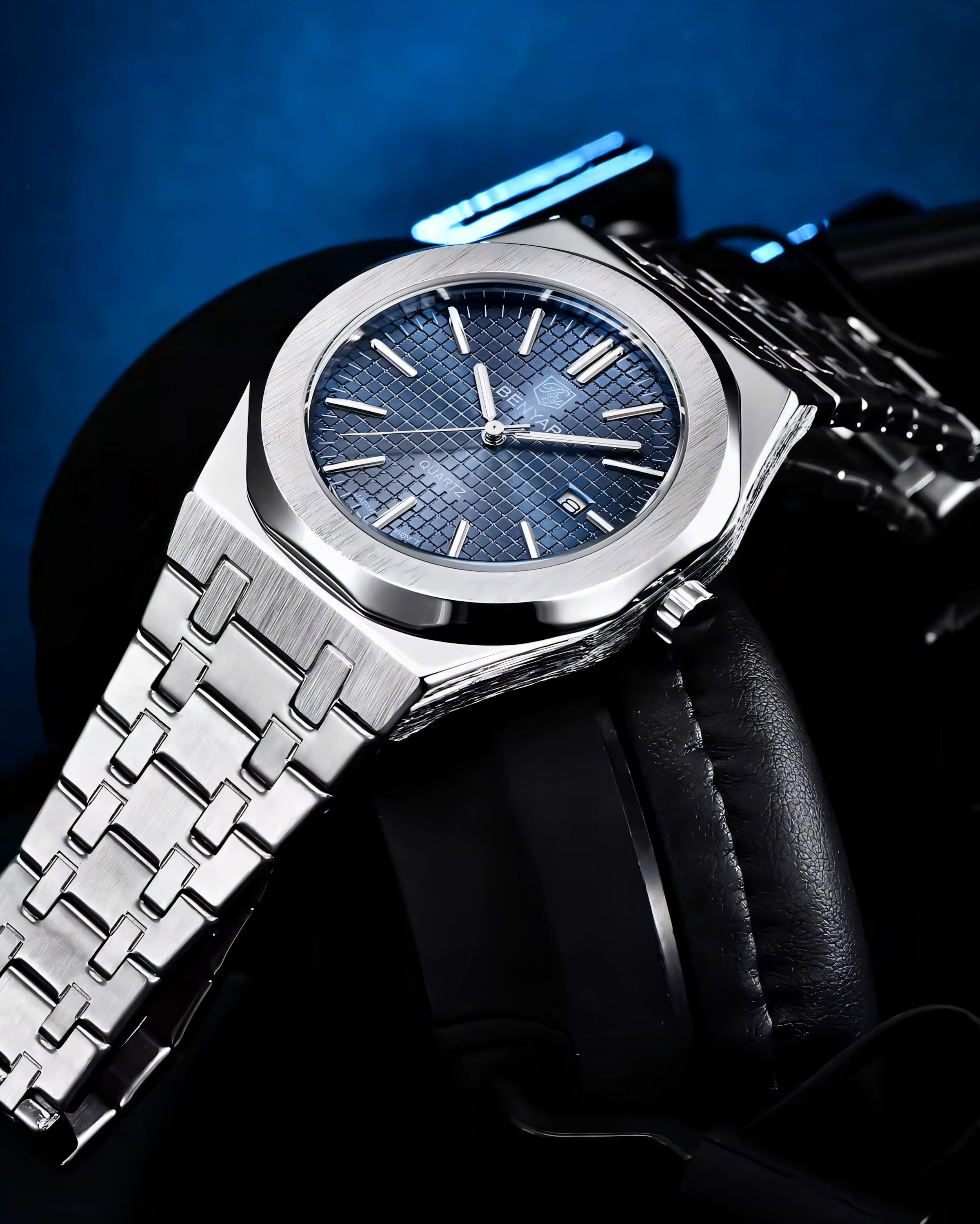 Bocni prikaz prednje strane kucista i metalne narukvice muškog sata Benyar BY-5156M u plavoj boji