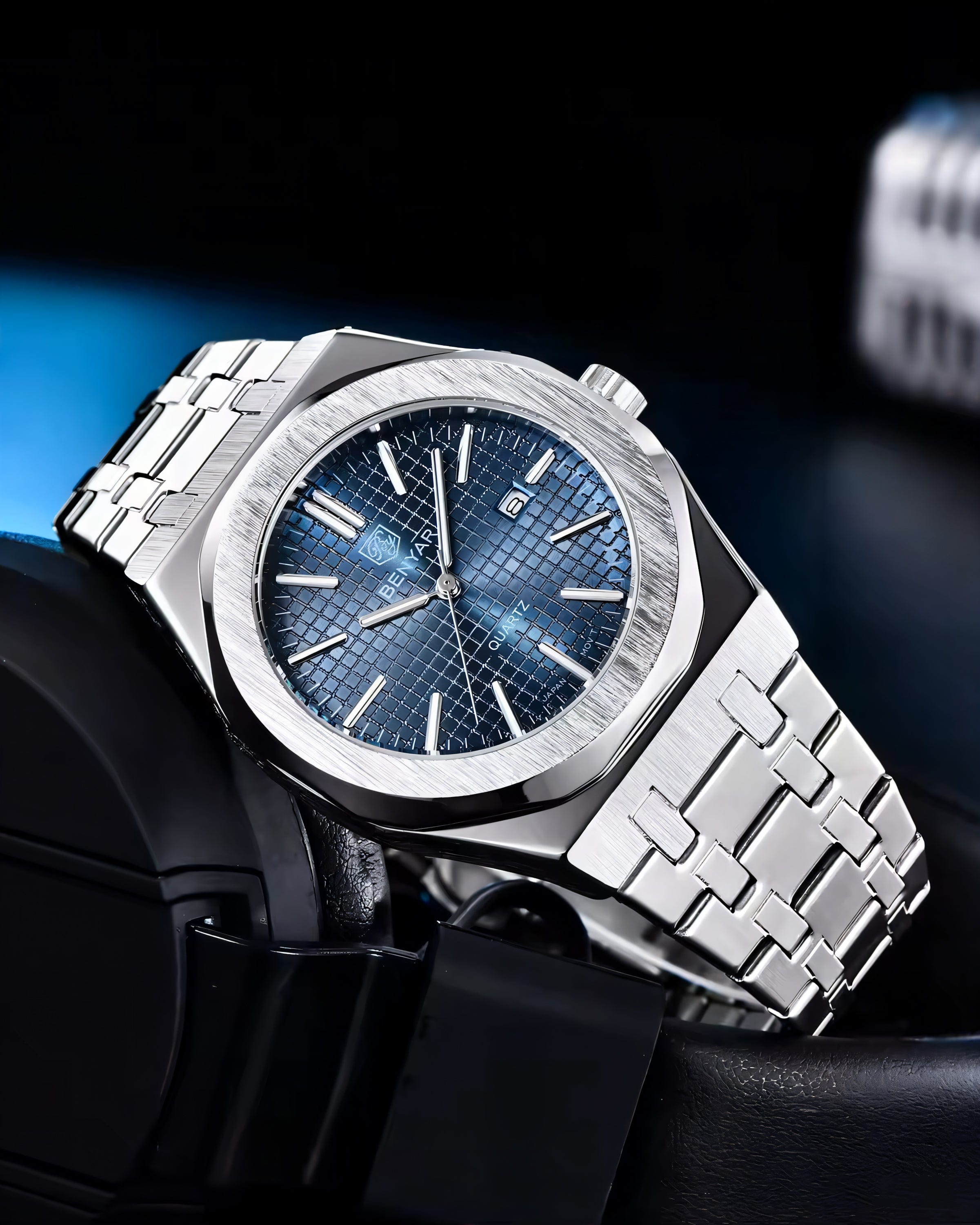 Bocni prikaz izbliza prednje strane kucista i metalne narukvice muškog sata Benyar BY-5156M u plavoj boji