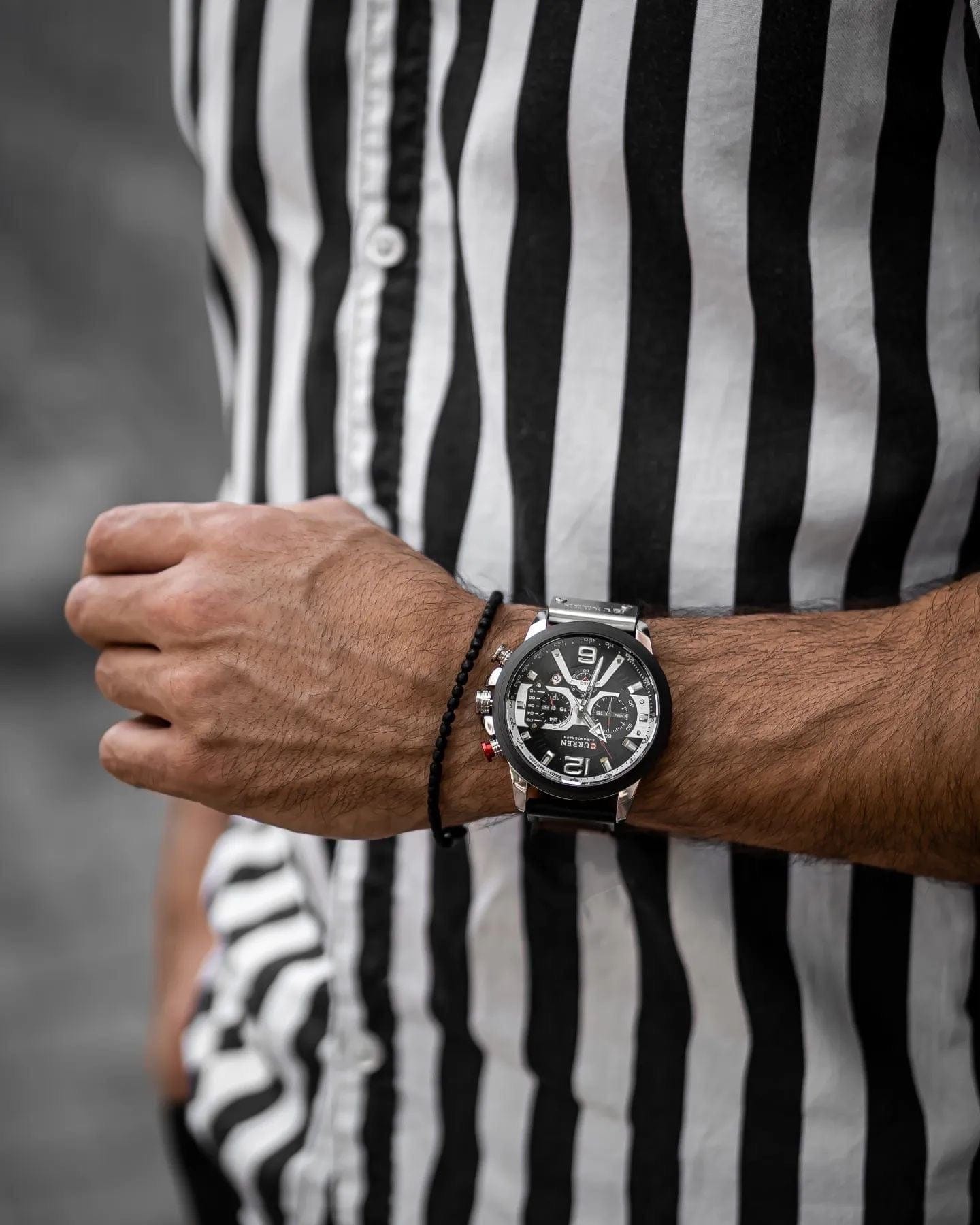 Muški sat Curren CR8329 – Plava boja. Kućište-nerdjajući čelik, narukvica-kožna. Muškarac na ruci izbliza pokazuje muški sat