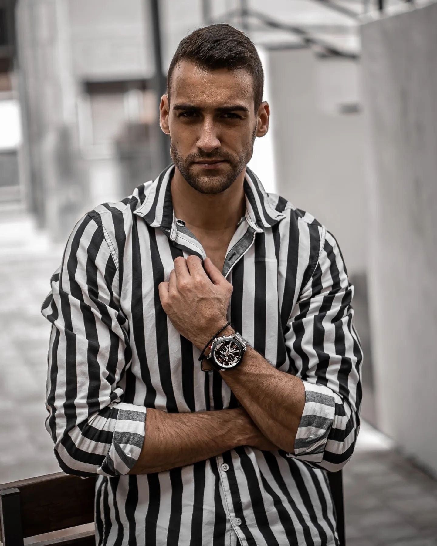 Muški sat Curren CR8329 – Plava boja. Kućište-nerdjajući čelik, narukvica-kožna. Prikaz sata na muškoj ruci