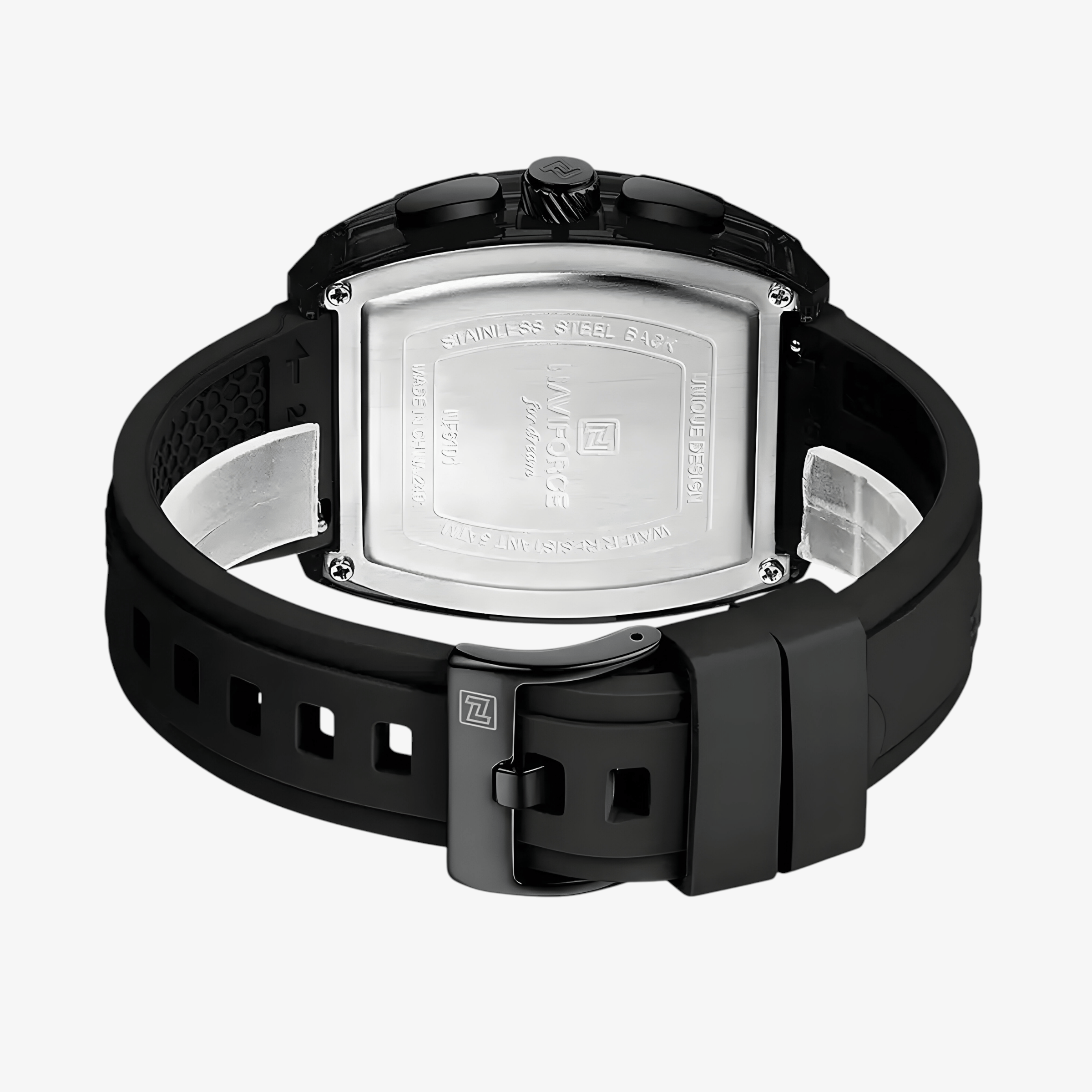 Zadnja strana muškog sata NaviForce NF6101 sa polikarbonatnim kućištem, metalnim poklopcem i crnom silikonskom narukvicom