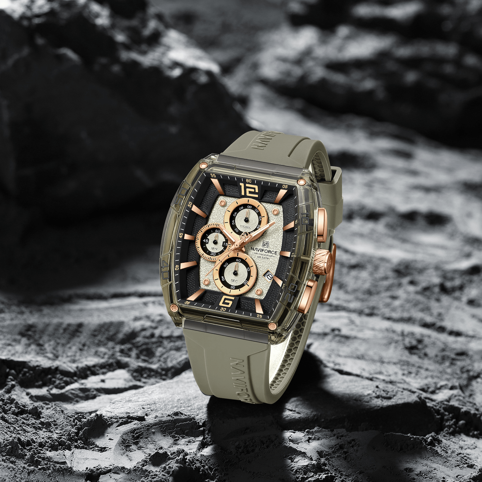 Prednja strana muškog sata Naviforce NF6101 u maslinasto zelenoj boji sa zlatnim pokazivačima i markerima
