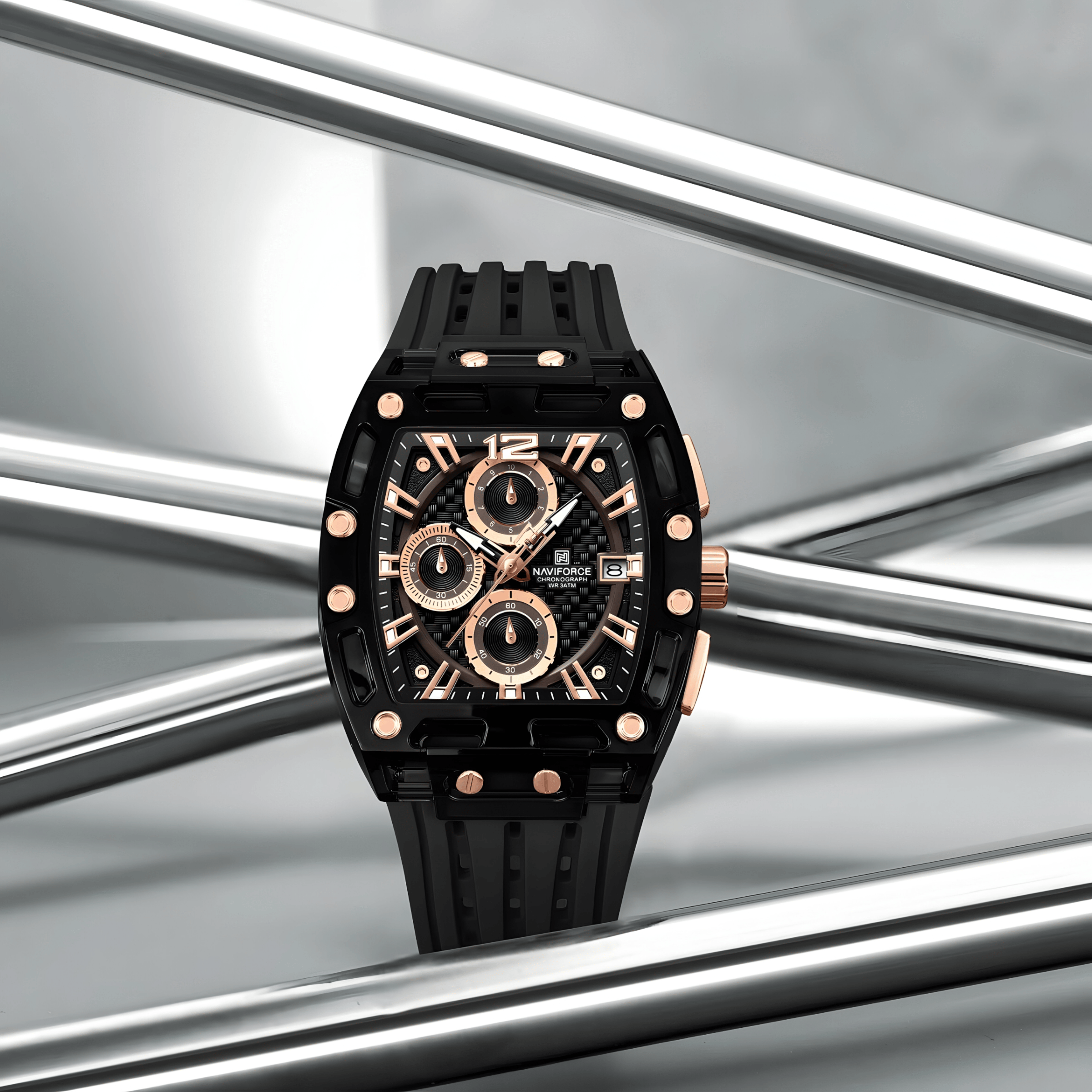 Muški sat NaviForce NF7105 u lifestyle prikazu, sportski crni dizajn sa zlatnim detaljima