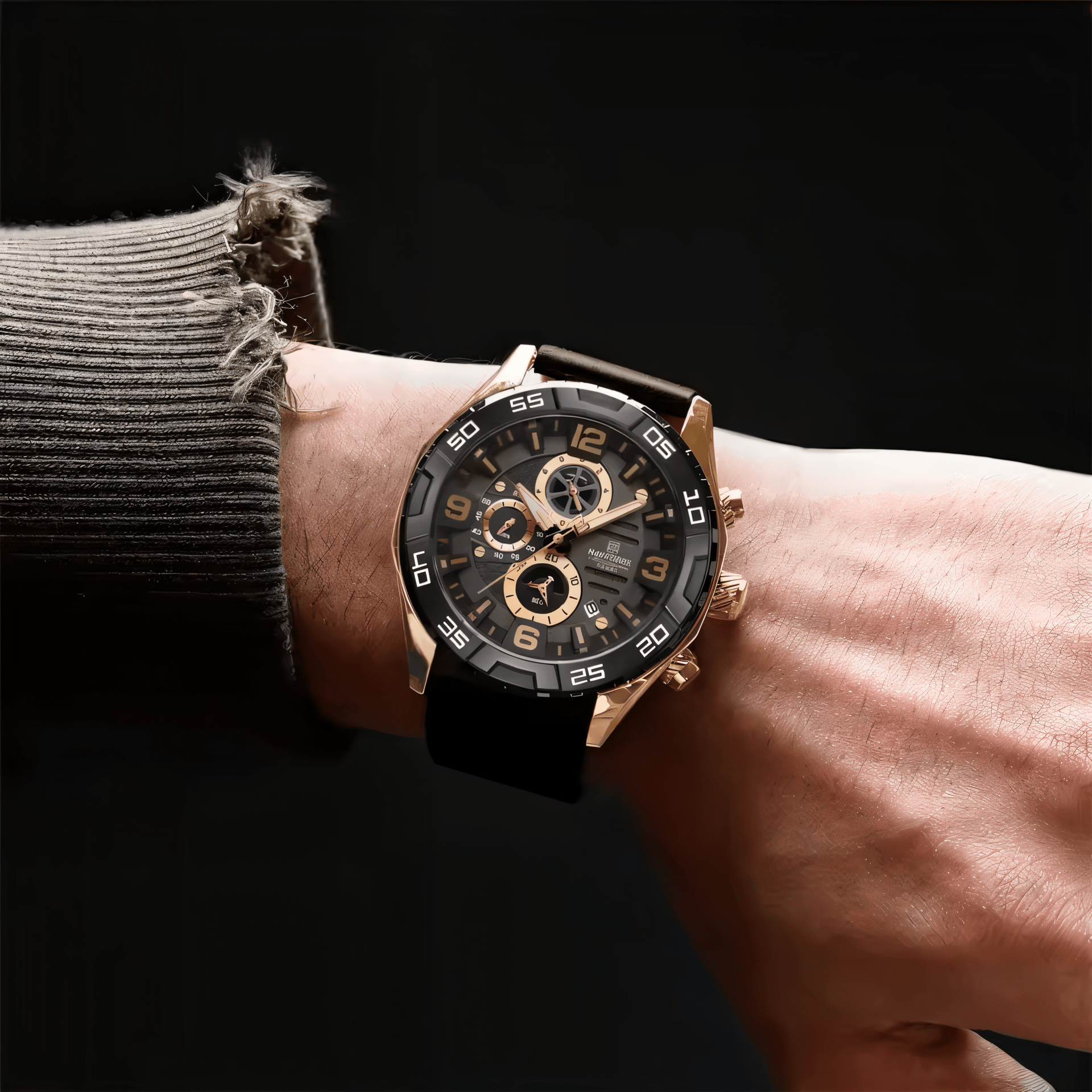 Muški sat NaviForce NF8043 na ruci, braon-zlatna boja u realnom nošenju