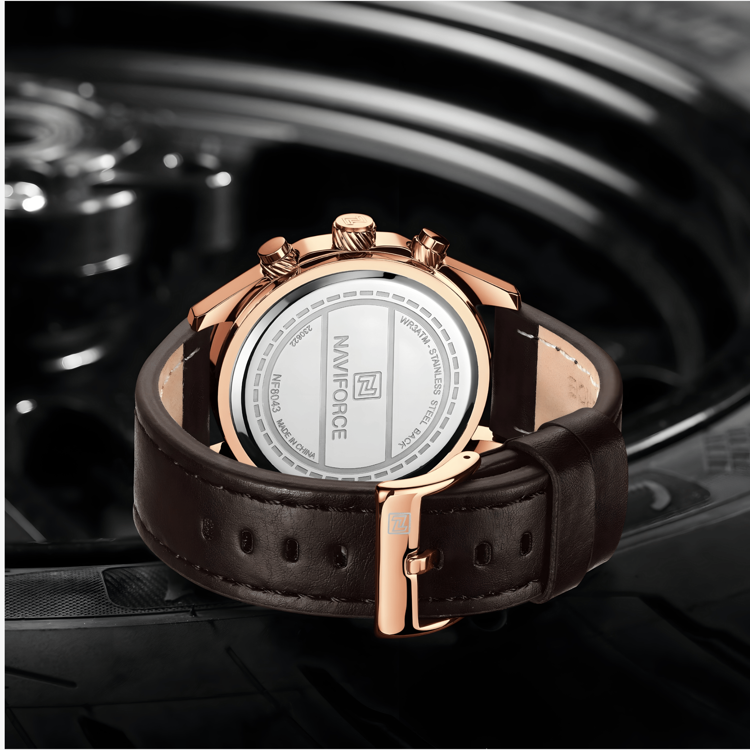 Zadnja strana muškog sata NaviForce NF8043 sa čeličnim kućištem i kožnom narukvicom