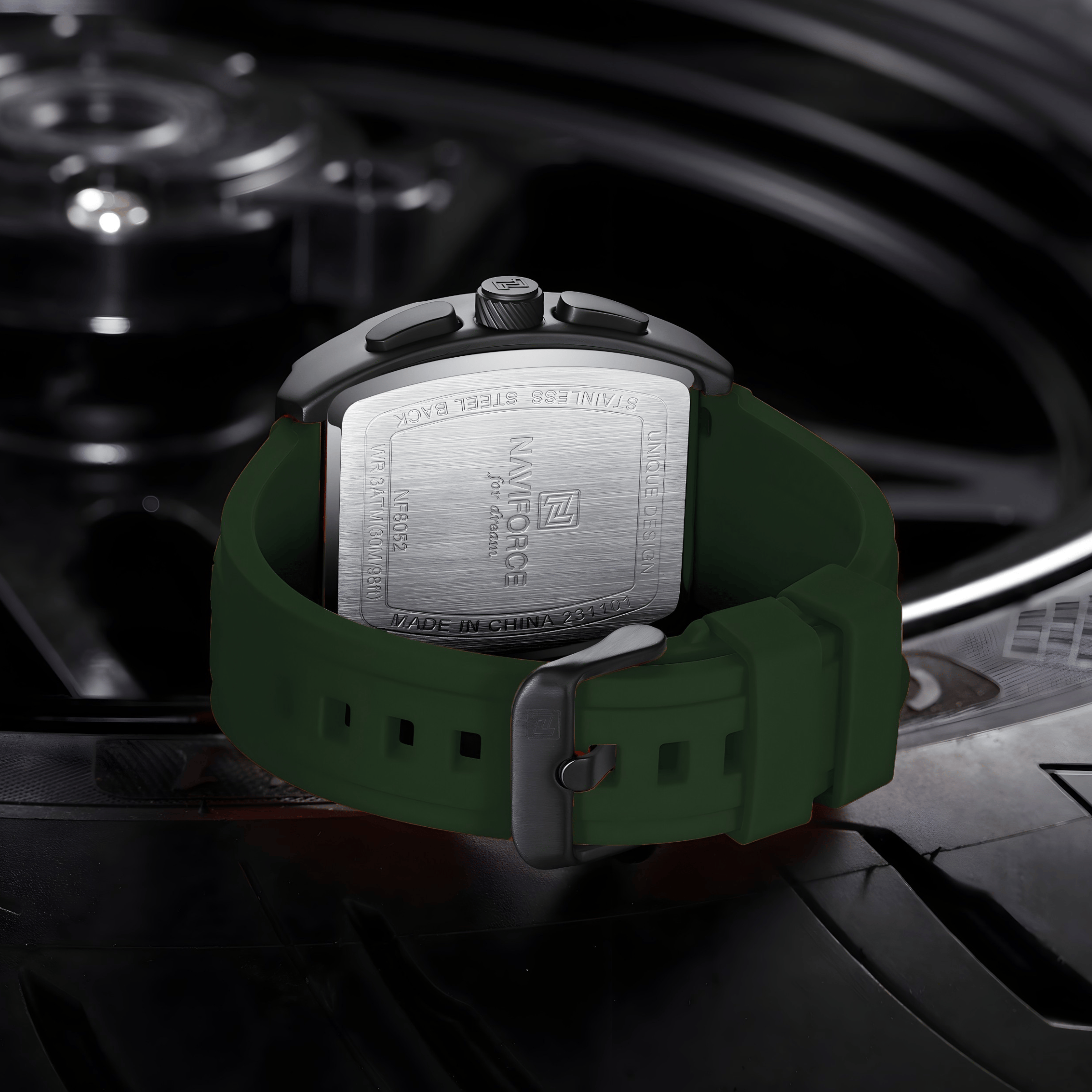 Zadnja strana muškog sata NaviForce NF8052 sa silikonskom narukvicom