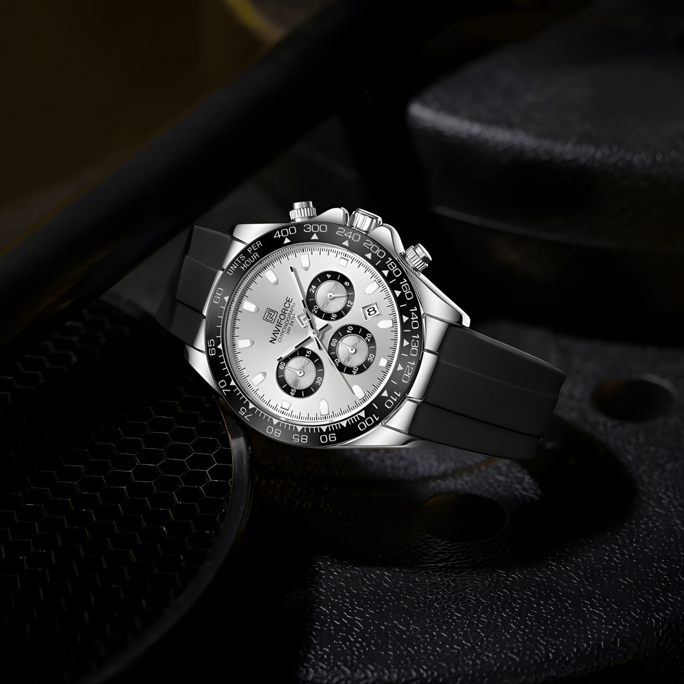 Ugaoni prikaz sata NaviForce NF8054 Daytona, kombinacija srebrnog kućišta i fleksibilne silikonske narukvicerebrna Boja