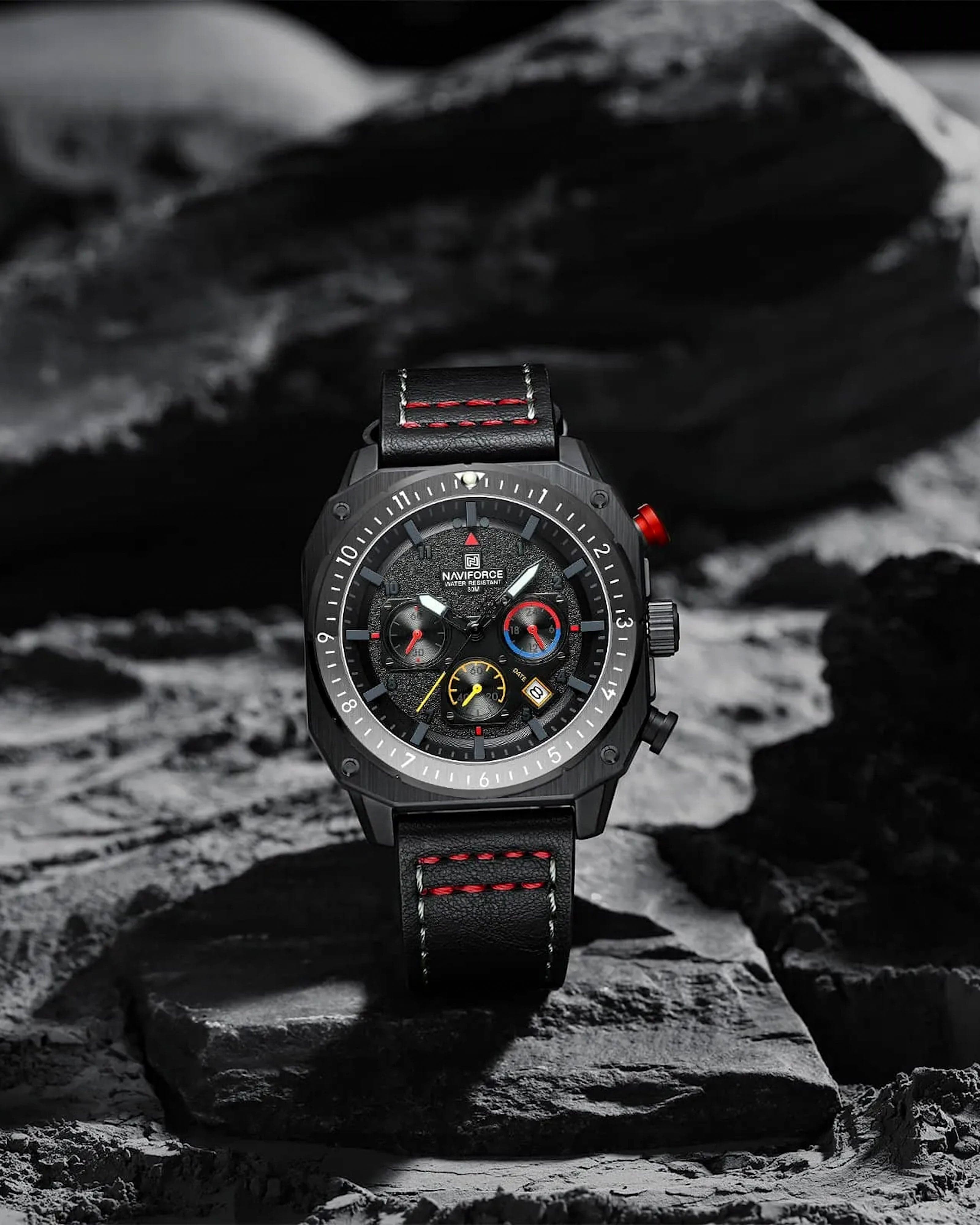 NaviForce NF8057 Muški sat u crnoj boji - Prikaz prednje strane sata i kožne narukvice