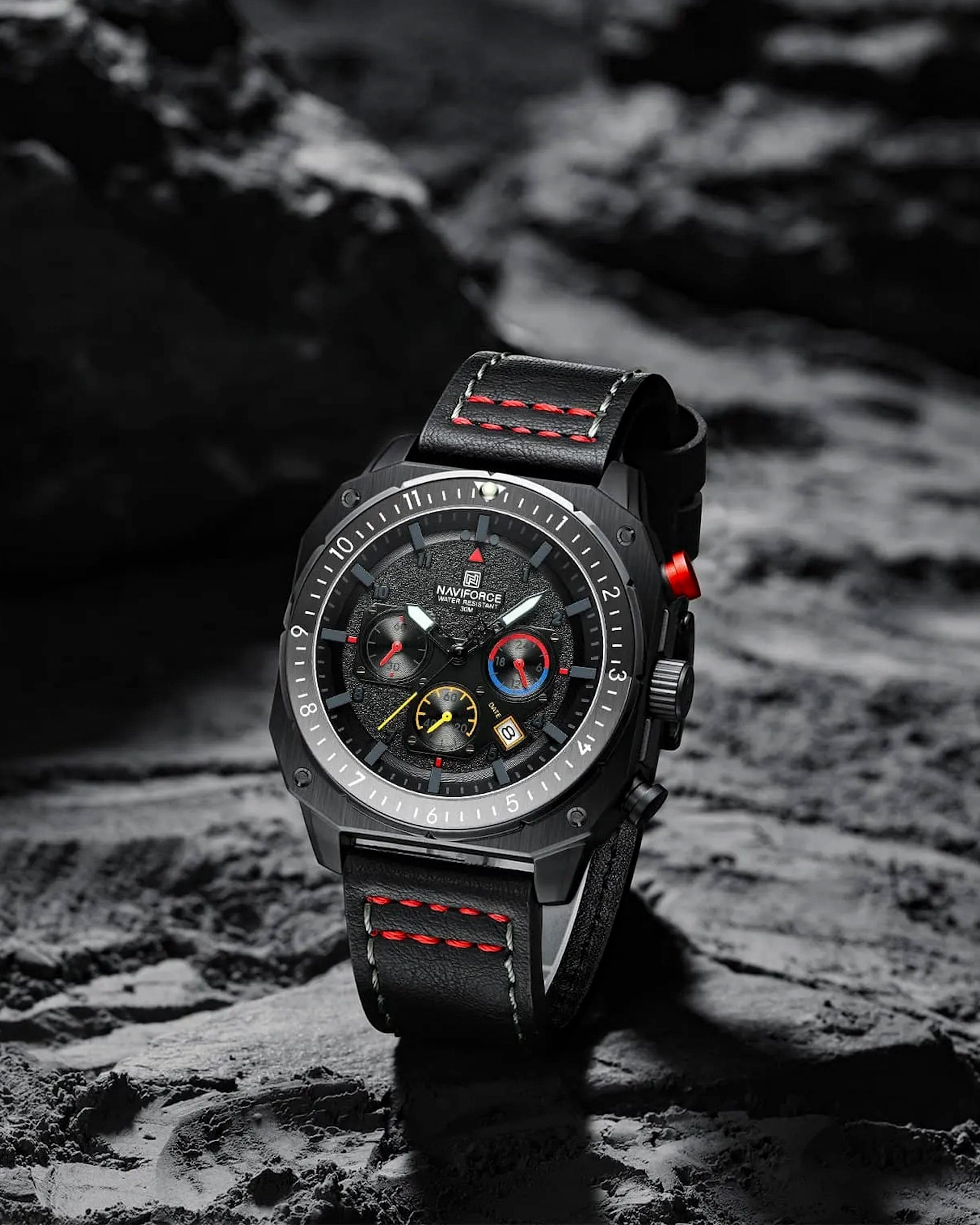 NaviForce NF8057 Muški sat u crnoj boji - Bočni prikaz prednje strane sata