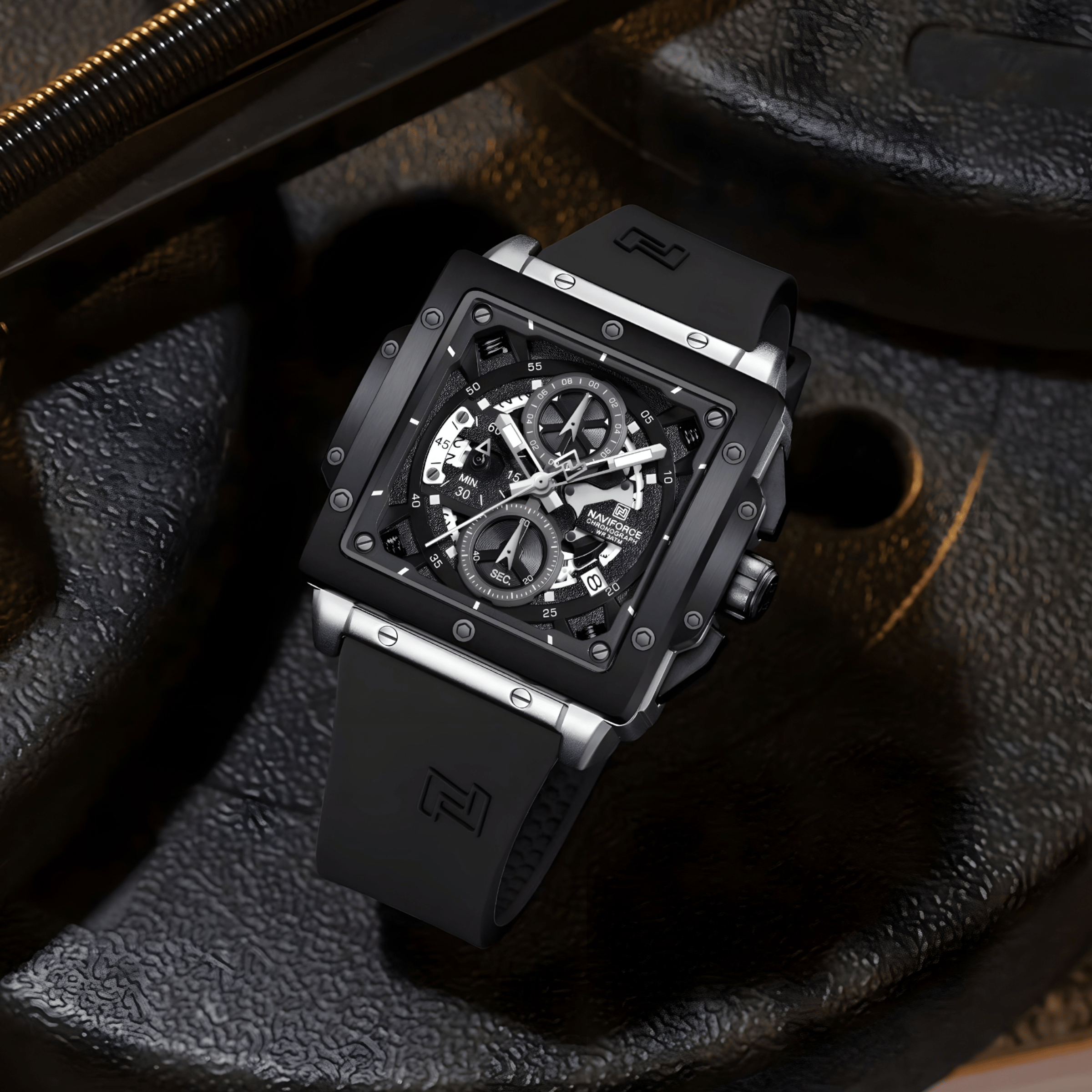 Ugaoni pogled na sat NaviForce NF8064 Arrival, kockasto srebrno kućište i crna silikonska narukvica