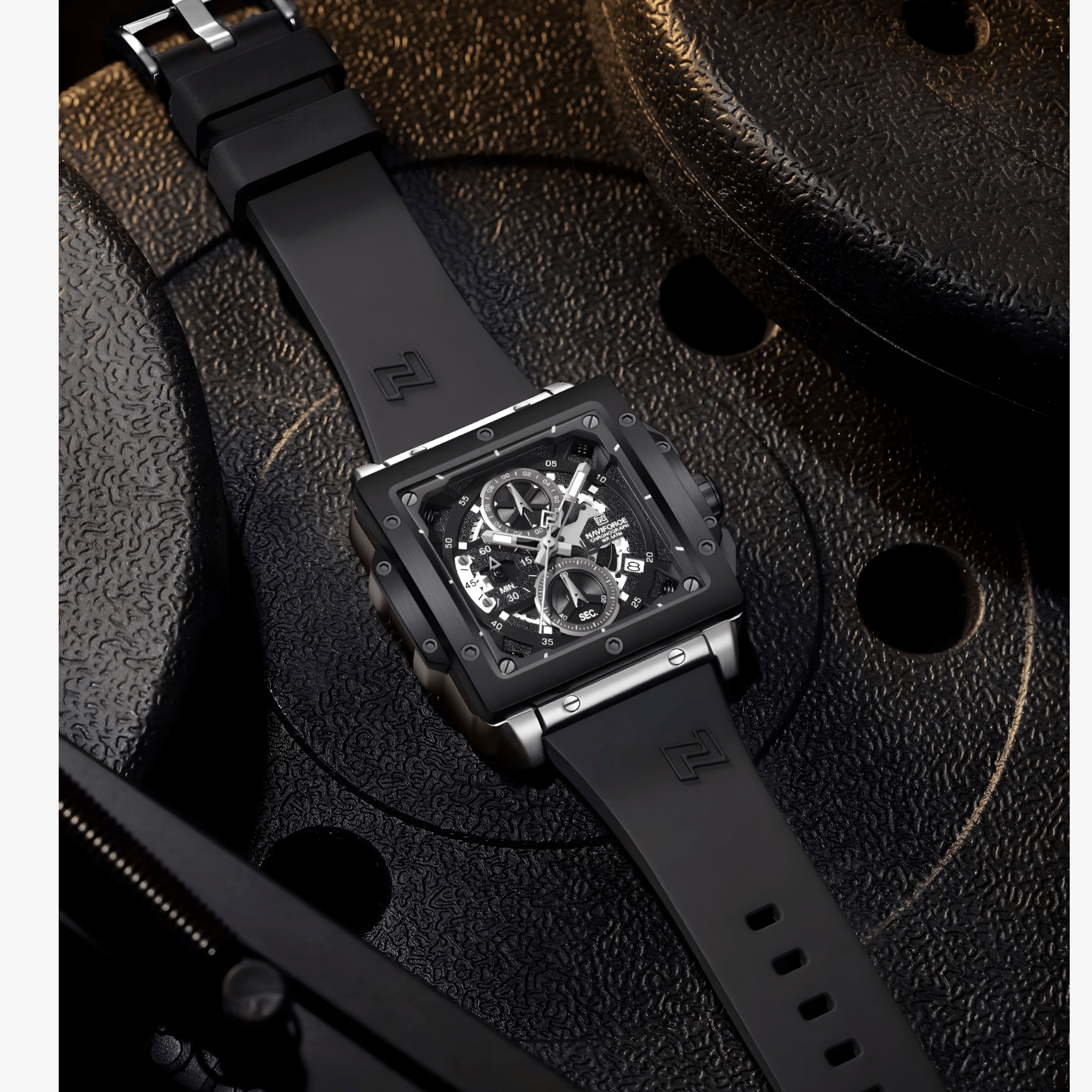 Muški sat NaviForce NF8064 Arrival u lifestyle fotografiji, crna silikonska narukvica i srebrno kućište