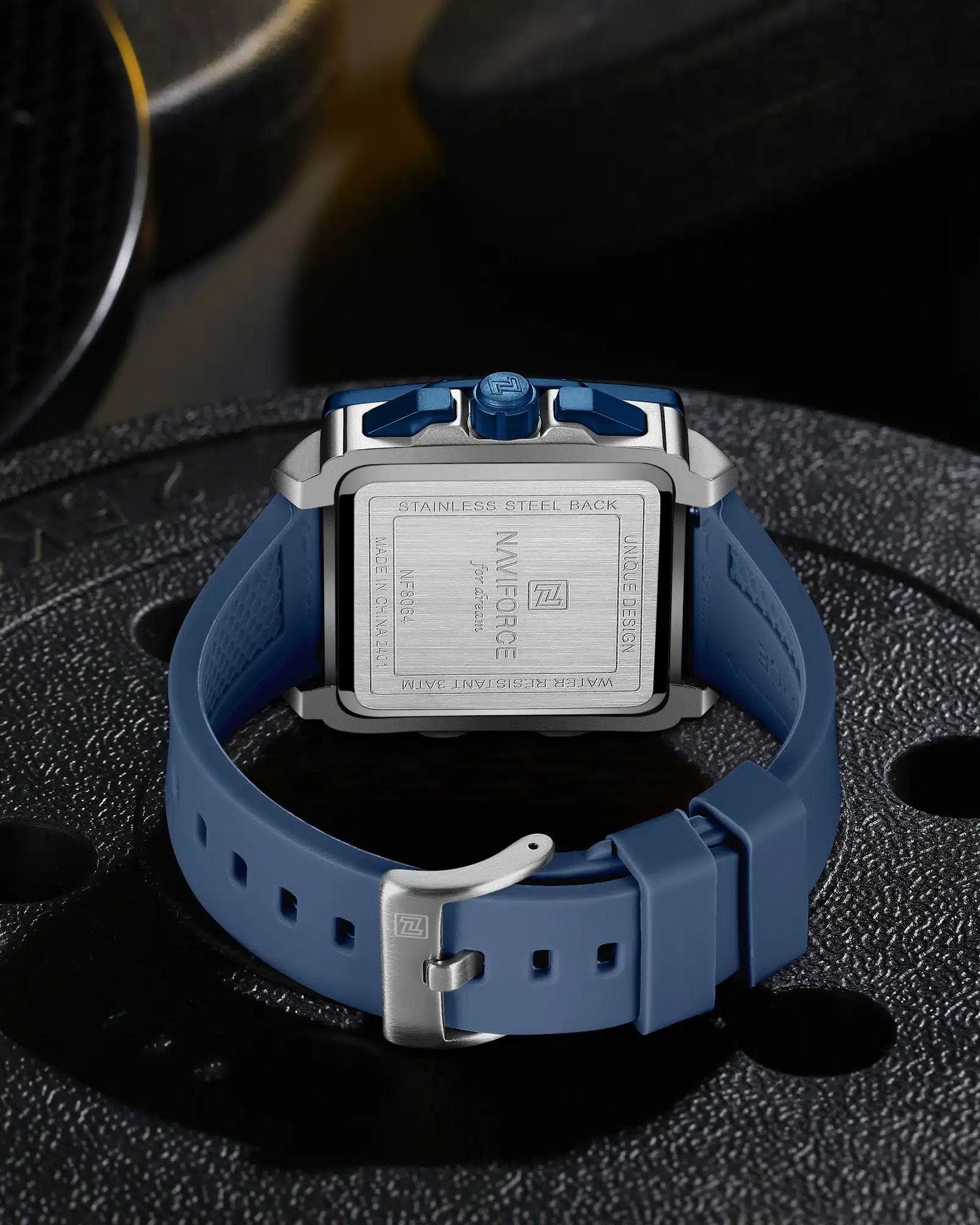 NaviForce NF8064 u plavoj boji - Prikaz zadnje strane kucista i silikonske narukvice muškog sata