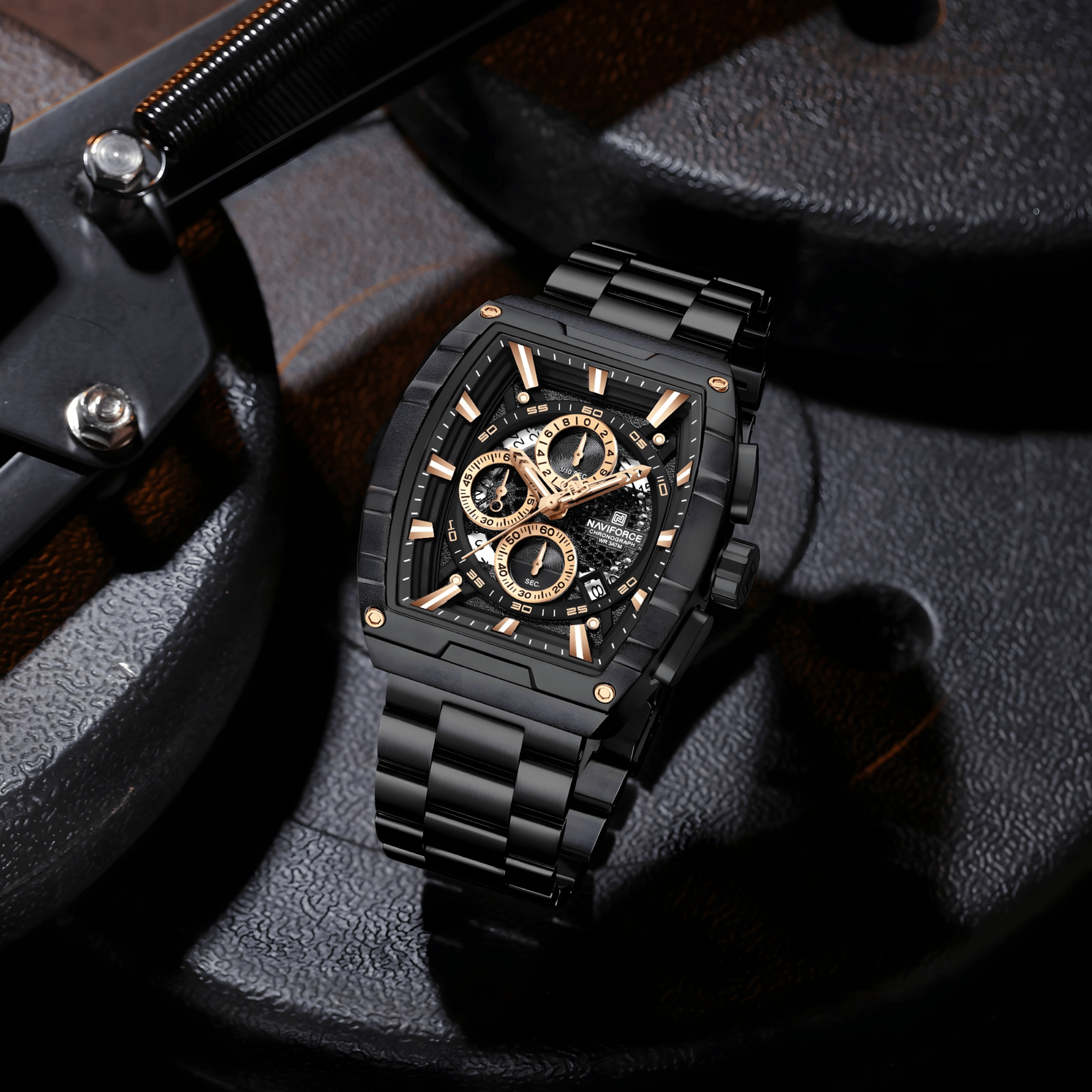 Muški sat NaviForce NF8066 Titan crne boje, lifestyle fotografija sa metalnom narukvicom i rose gold akcentima na brojčaniku