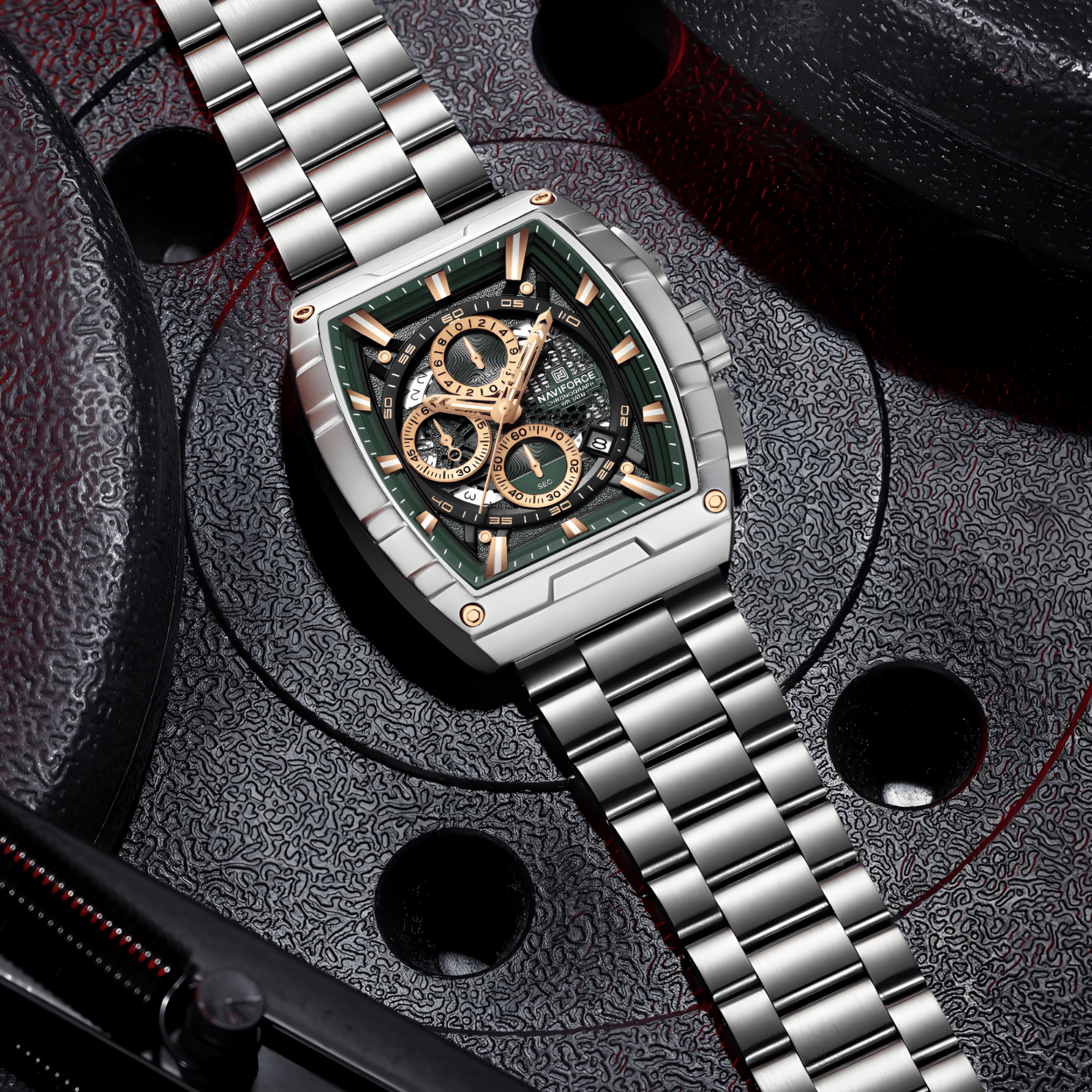 Muški sat NaviForce NF8066 Titan u srebrnoj boji, lifestyle fotografija sa metalnom narukvicom i robusnim dizajnom