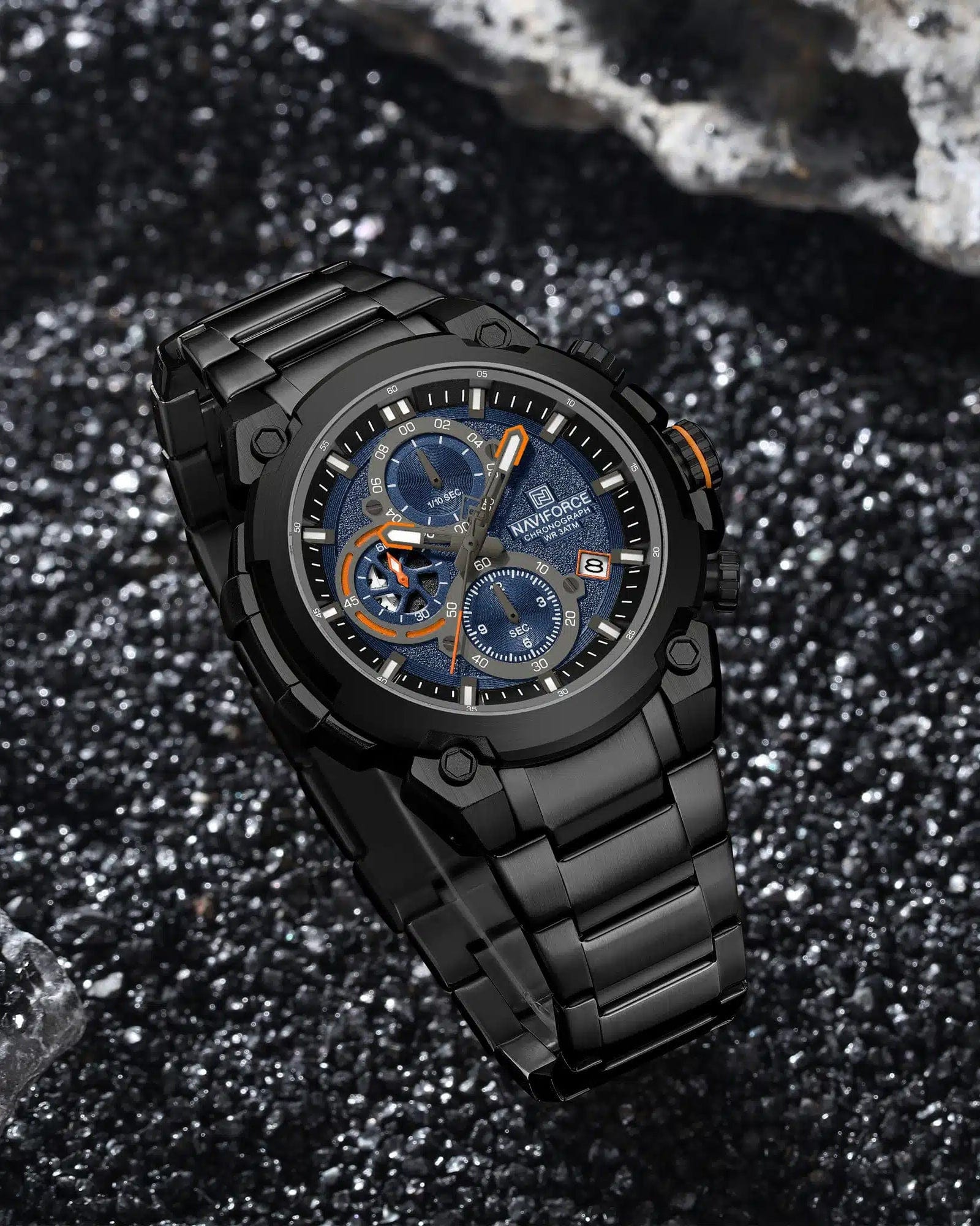 Bocni levi prikaz prednje strane kucista i metalne narukvice muskog sata NaviForce NF8071 u crno plavoj boji. Najbolja cena i prodaja u Srbiji