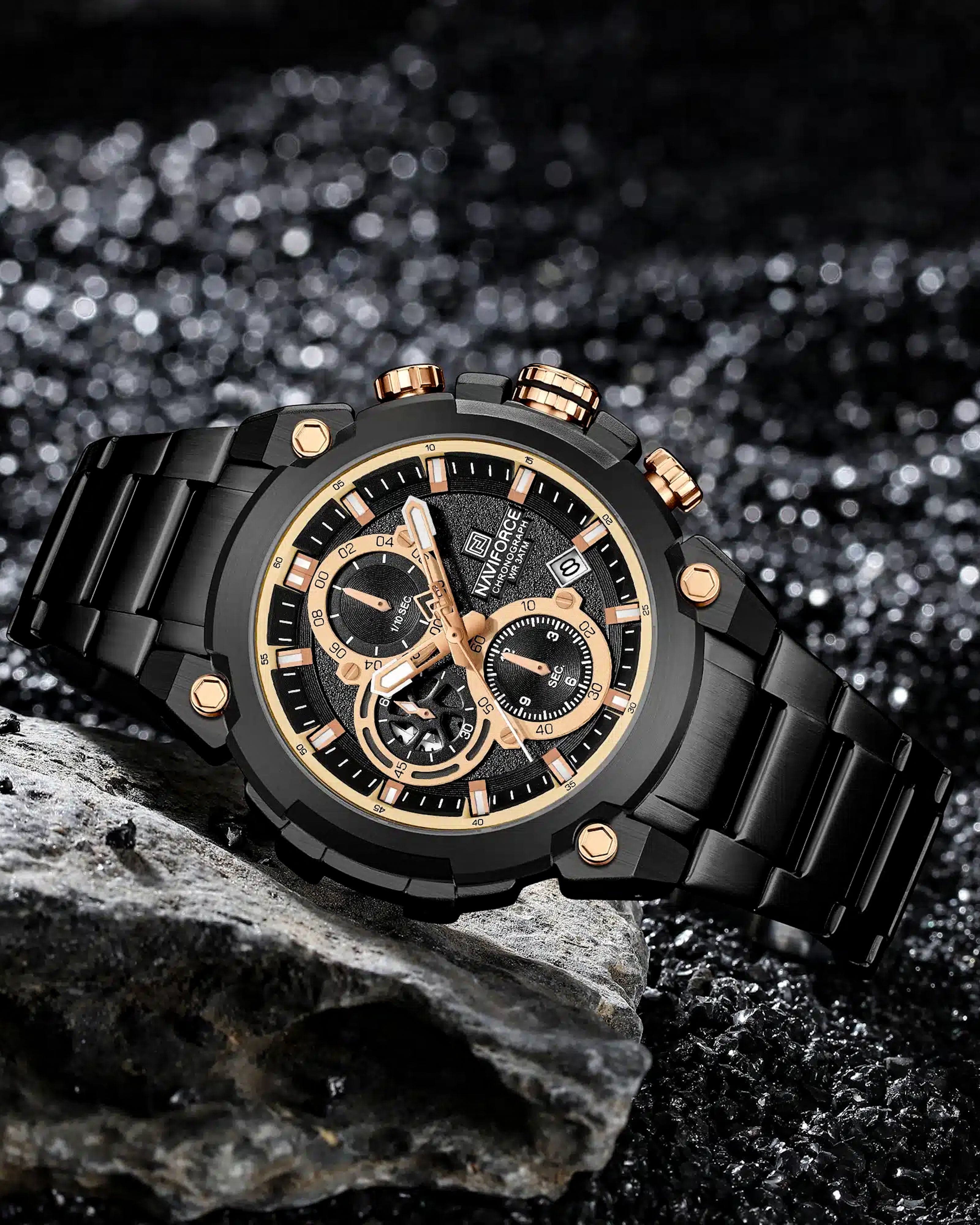 Horizontalni prikaz prednje strane kucista i metalne narukvice muskog sata NaviForce NF8071 u crno zlatnoj boji.