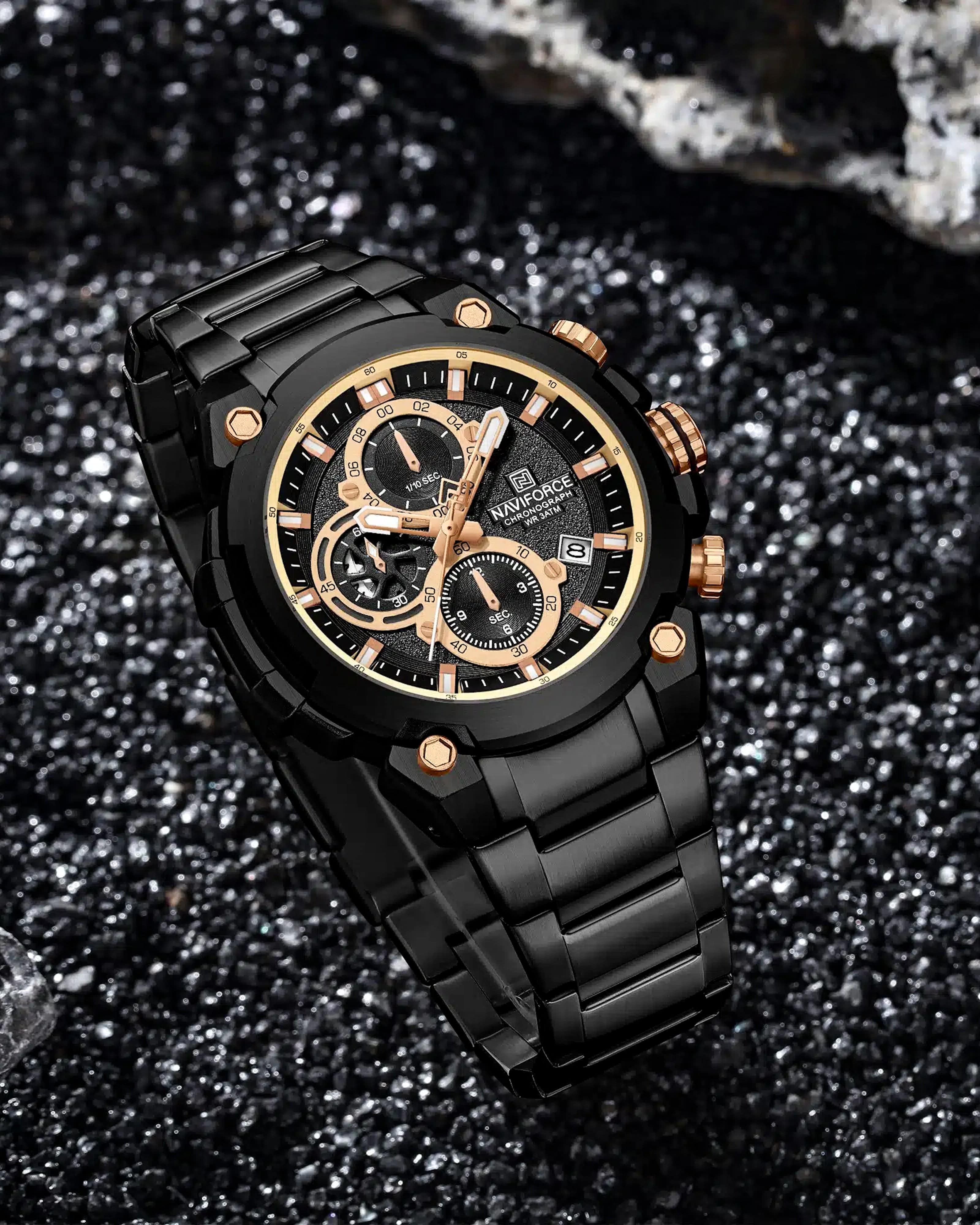 Prikaz prednje bocne strane kucista i metalne narukvice muskog sata NaviForce NF8071 u crno zlatnoj boji.